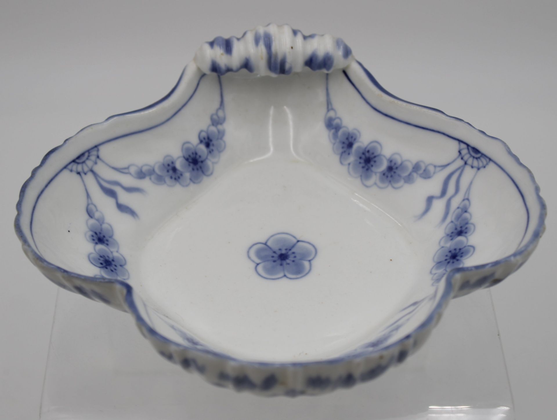 Muschelschale, Bing & Gröndahl, blaue florale Bemalung, 1x Schleifstrich, H-5cm, D-ca. 17cm.