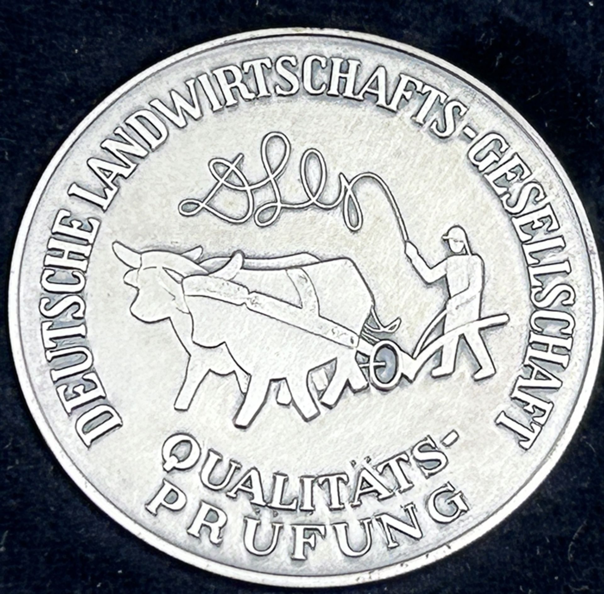 3 Preis-Plaketten "Deutsche Landwirtschaftliche Gesellschaft" in OVP, 60-er Jahre, ca. 4 cm - Image 3 of 5