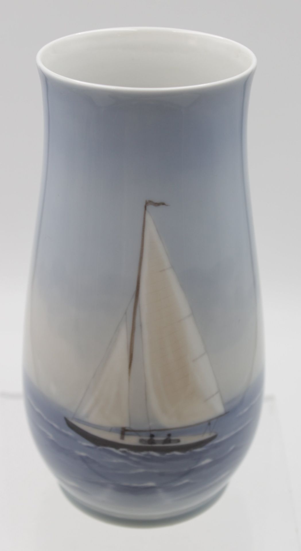 Vase, Bing & Gröndahl, umlaufend Segelbootmotiv in Unterglasur, H-20,5cm.
