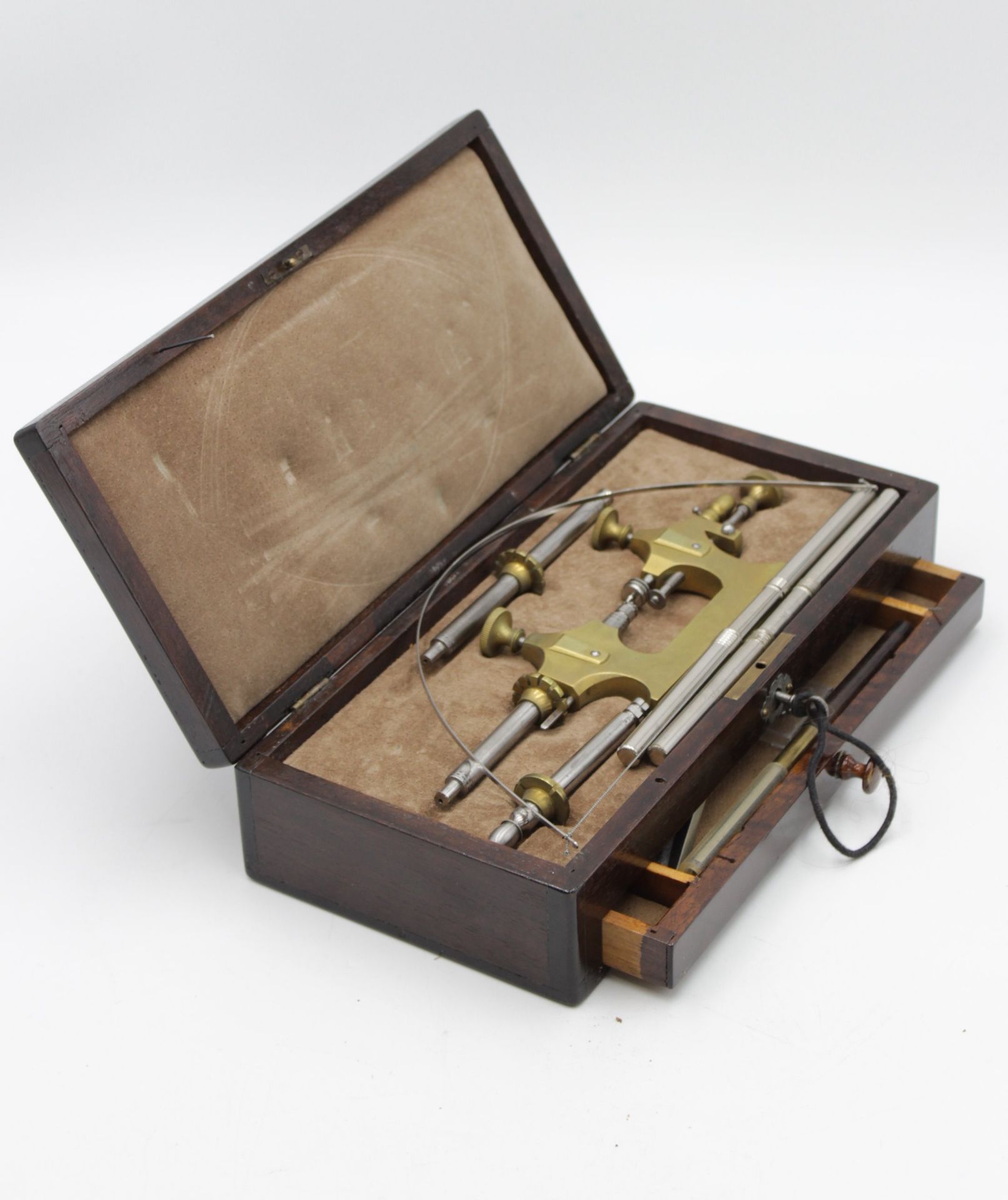 Zapfenrollierstuhl, Uhrmacherwerkzeug, Anf. 20. Jhd., orig. Kasten, H-6,5cmn B-28,2cm T-13,3cm. - Bild 5 aus 5