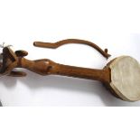 altes Saiteninstrument Gusle, Balkan, Holz reich beschnitzt und Ende mit Widderkopf,  Bogen anbei, 