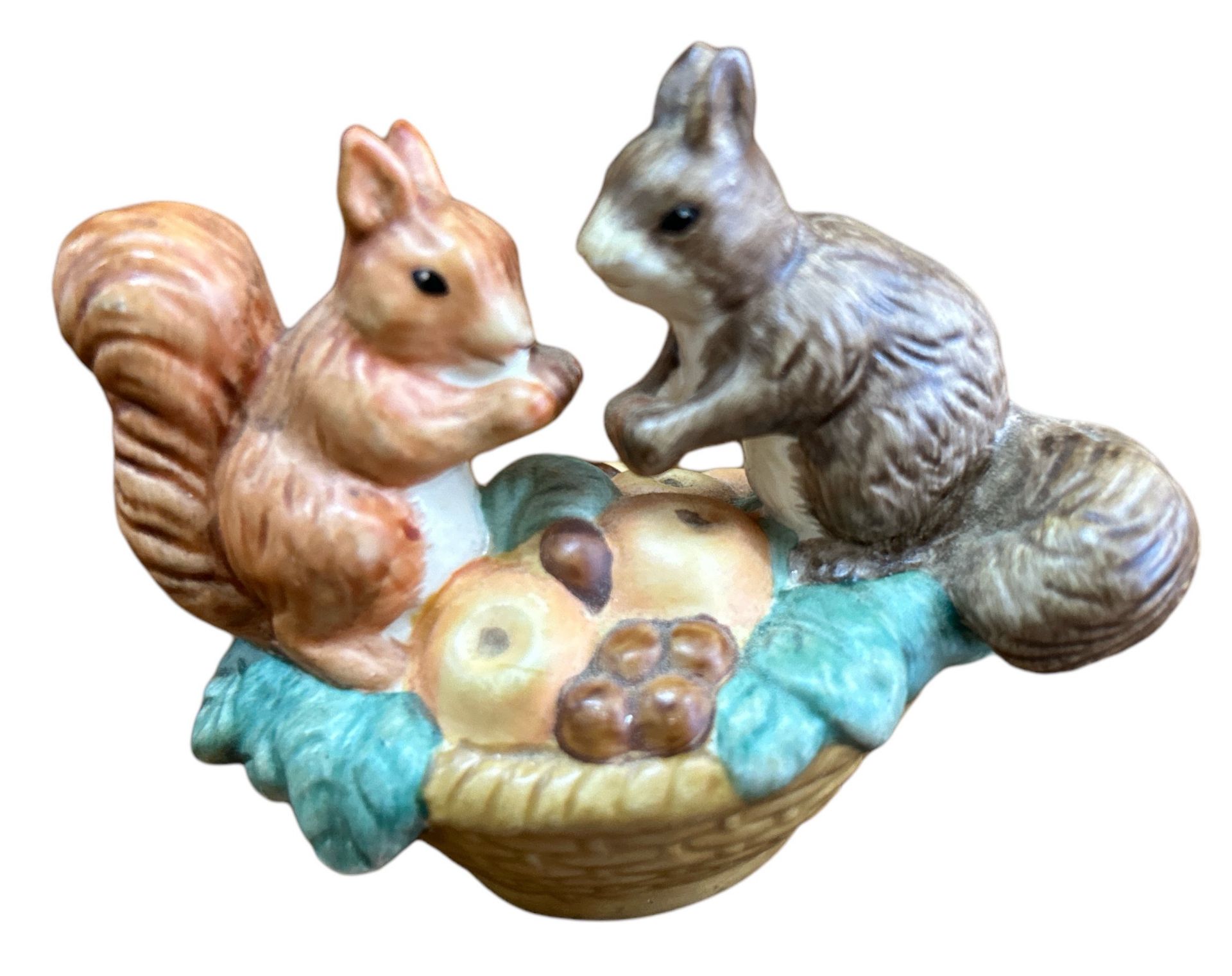 Eichhörnchen Paar am Obstkorb"Goebel", H-6 cm, B-8 cm