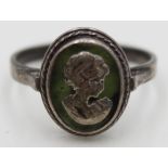 Silber-Ring um 1900, Frauenprofil auf grünem Stein, 3,9gr., RG 61