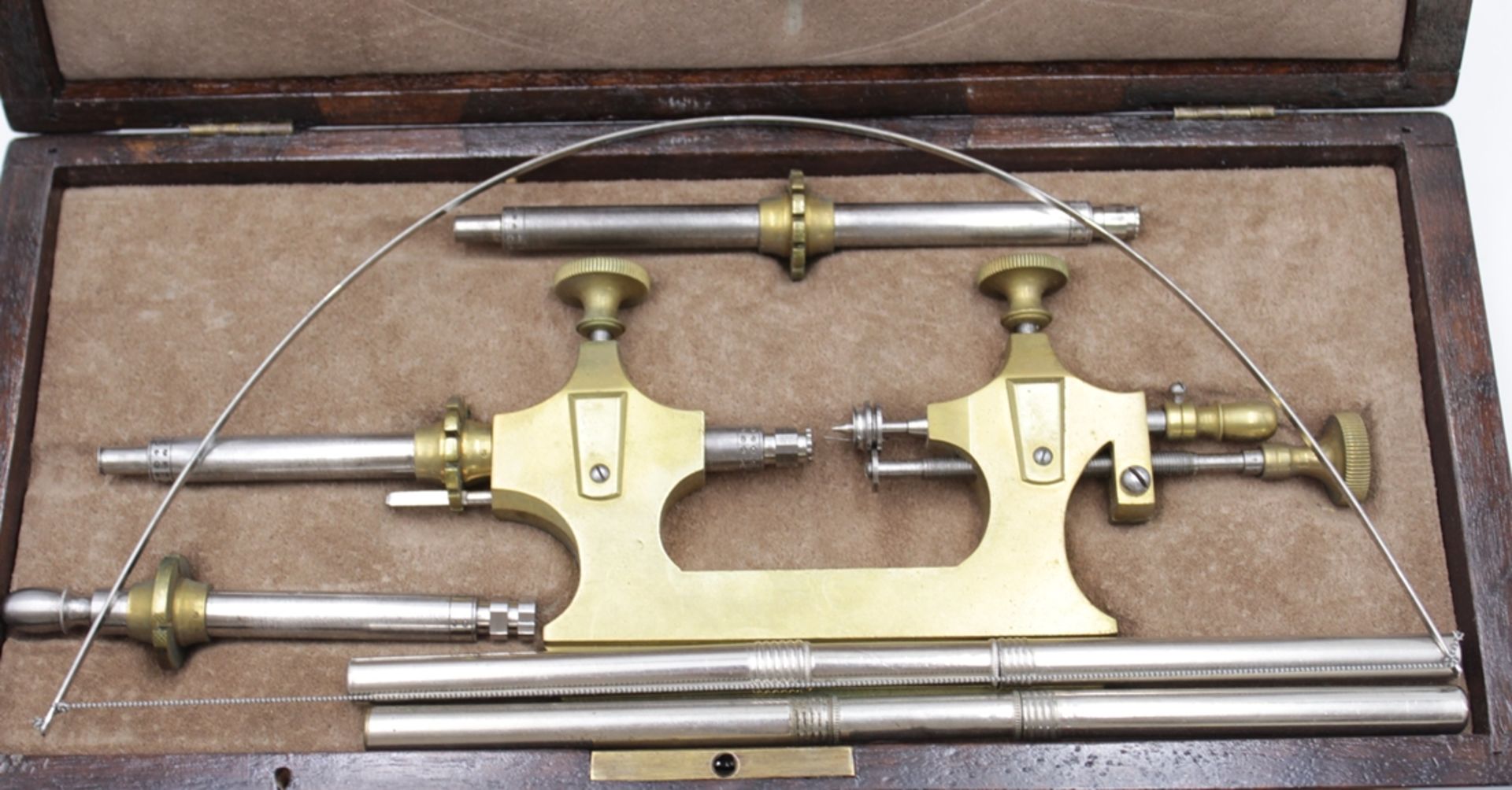 Zapfenrollierstuhl, Uhrmacherwerkzeug, Anf. 20. Jhd., orig. Kasten, H-6,5cmn B-28,2cm T-13,3cm. - Bild 3 aus 5