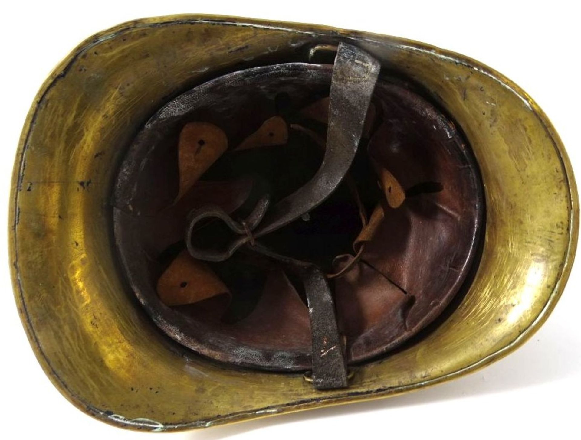 Feuerwehrhelm aus Messing, wohl süddeutsch um 1900, Dellen, - Bild 5 aus 5