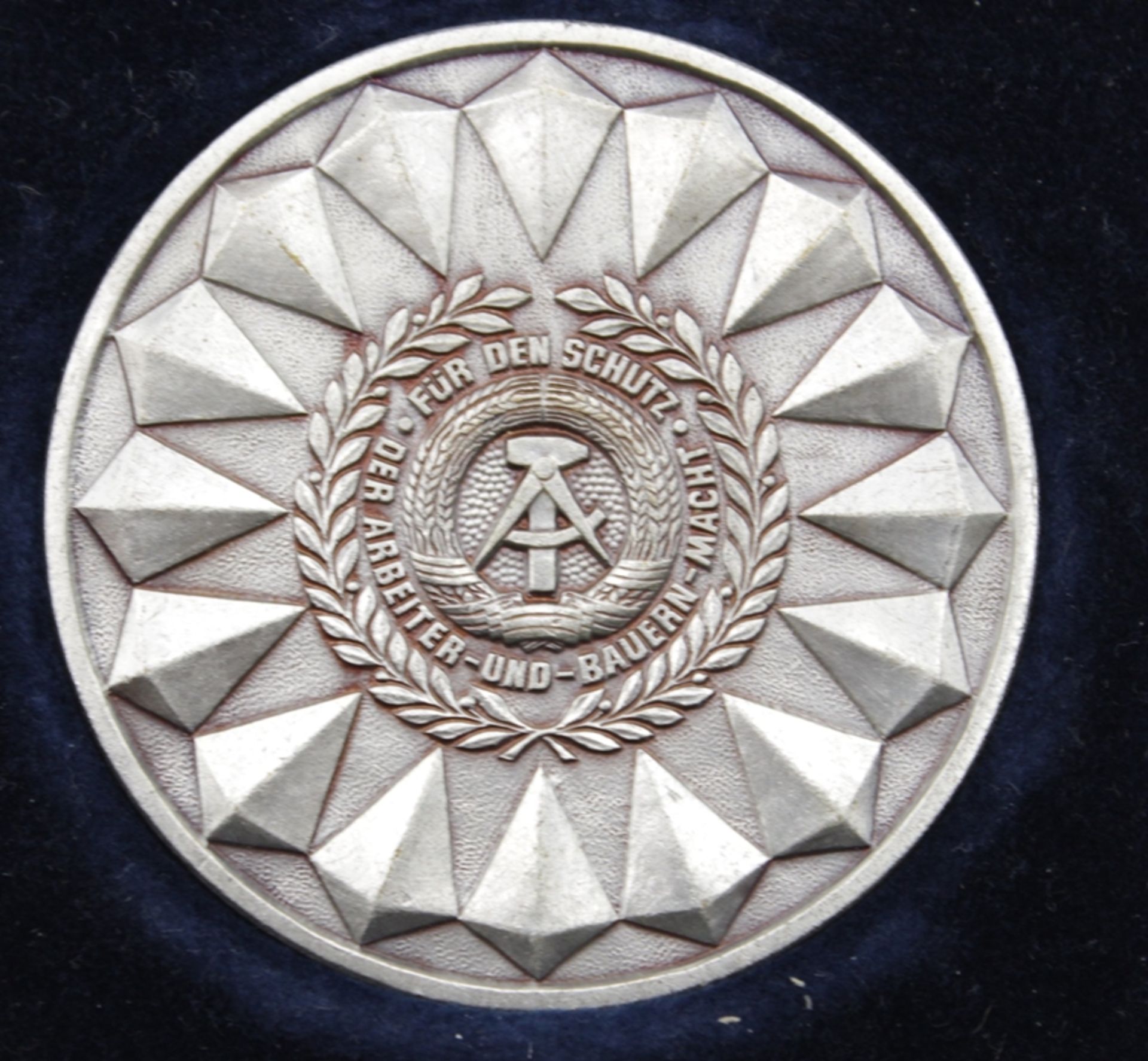 Medaille, Grenztruppen der DDR, versilbert, orig. Etui, D-6cm. - Image 3 of 3