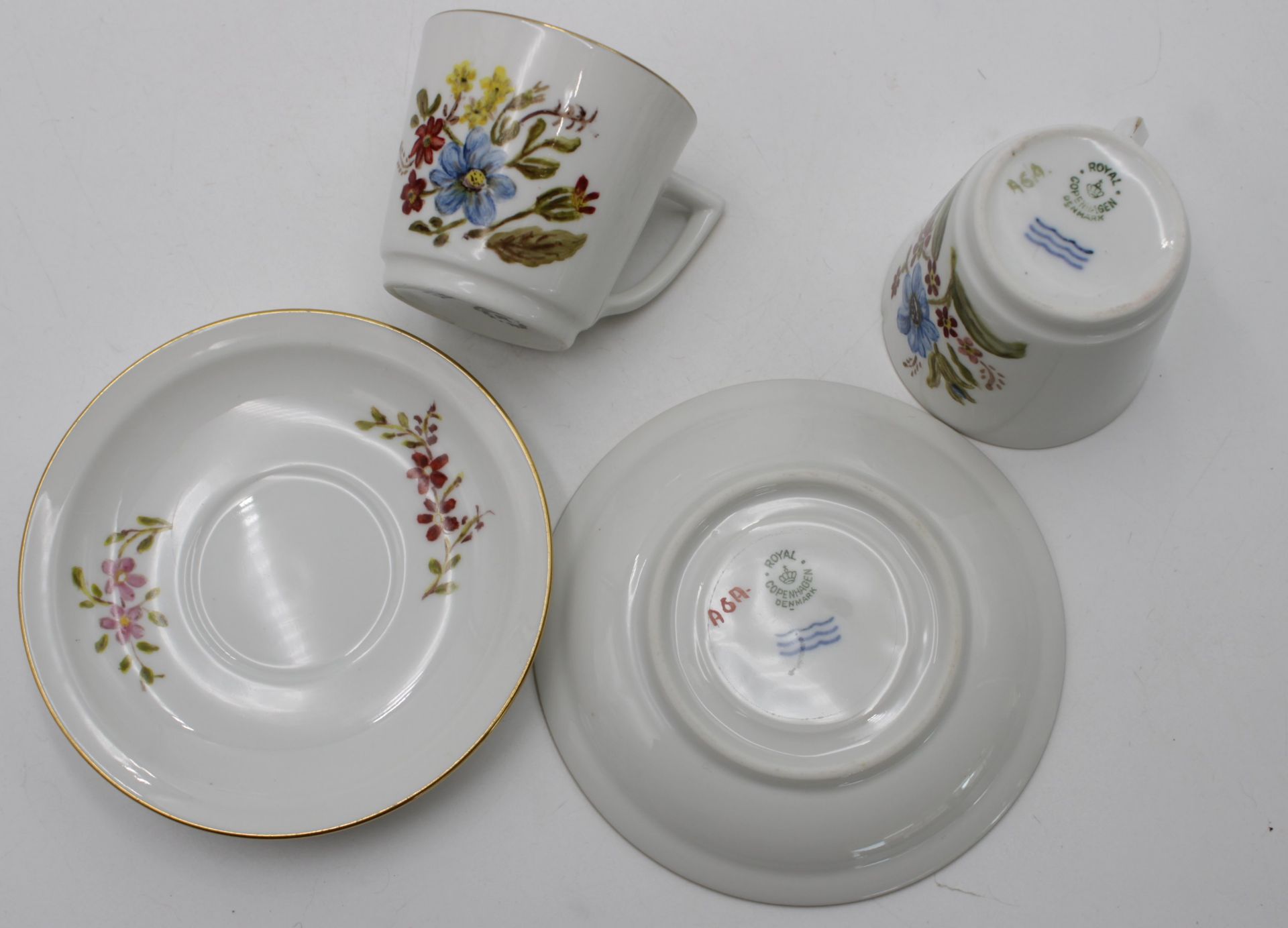 2x Tassen mit U.T., Royal Copenhagen, florale Bemalung, beide Tassen bestossen, ca. H-5,6cm. - Image 3 of 3