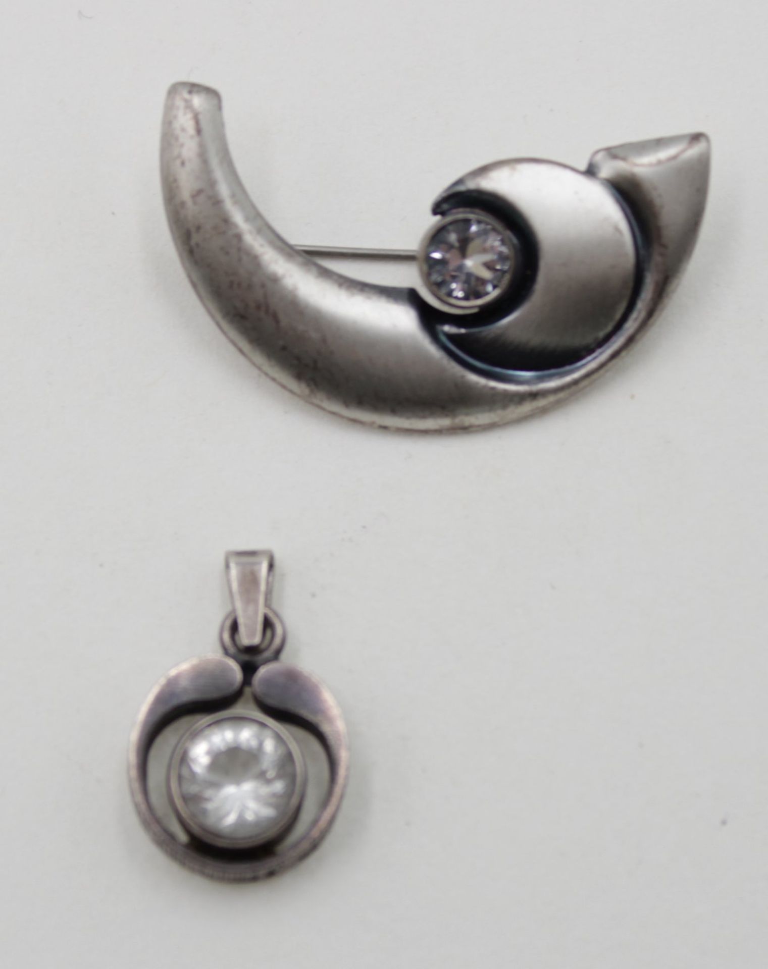 2x Silberschmuck - 1x Brosche und 1x Anhänger je mit klarem Stein aus 925 Silber ,