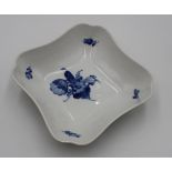 Schale, Royal Copenhagen, blaue Blume, 3 Schleifstriche, H-6cm B-21,5cm.