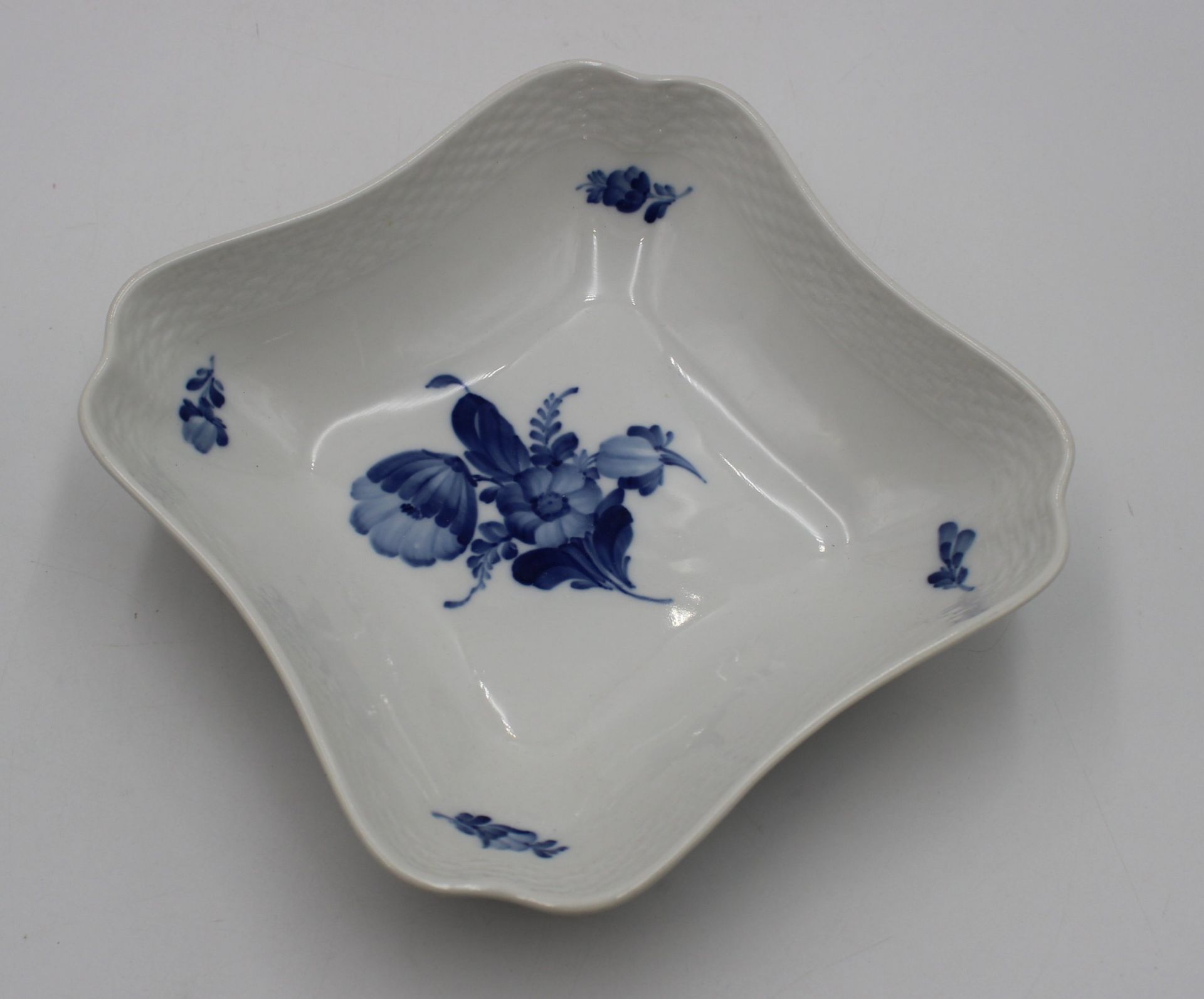 Schale, Royal Copenhagen, blaue Blume, 3 Schleifstriche, H-6cm B-21,5cm.