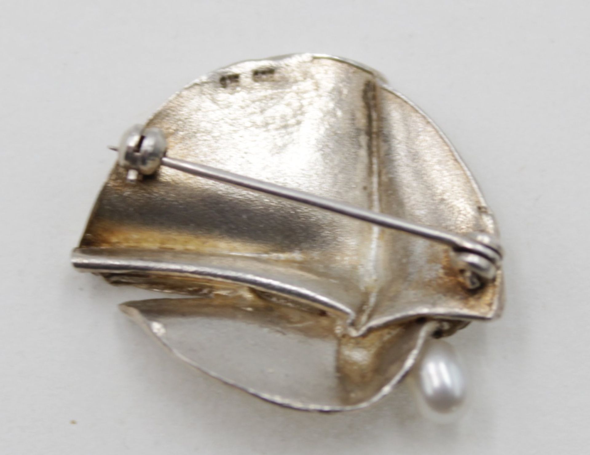 Brosche, 925er Silber m. SW-Perle, 4gr., ca. D-2,5cm. - Bild 2 aus 3