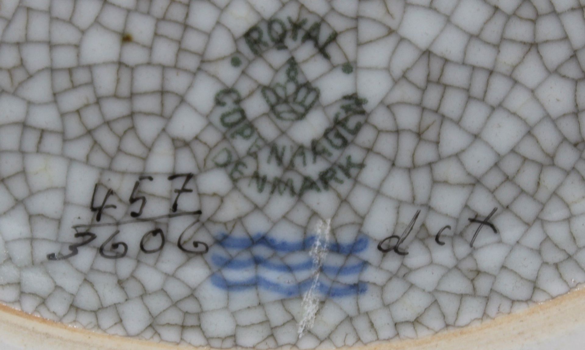 Schale auf Stand, Royal Copenhagen, Craquelée, Nr. 3606, mittig Glasurfehler, H-5,8cm D-25,5cm. - Bild 4 aus 4