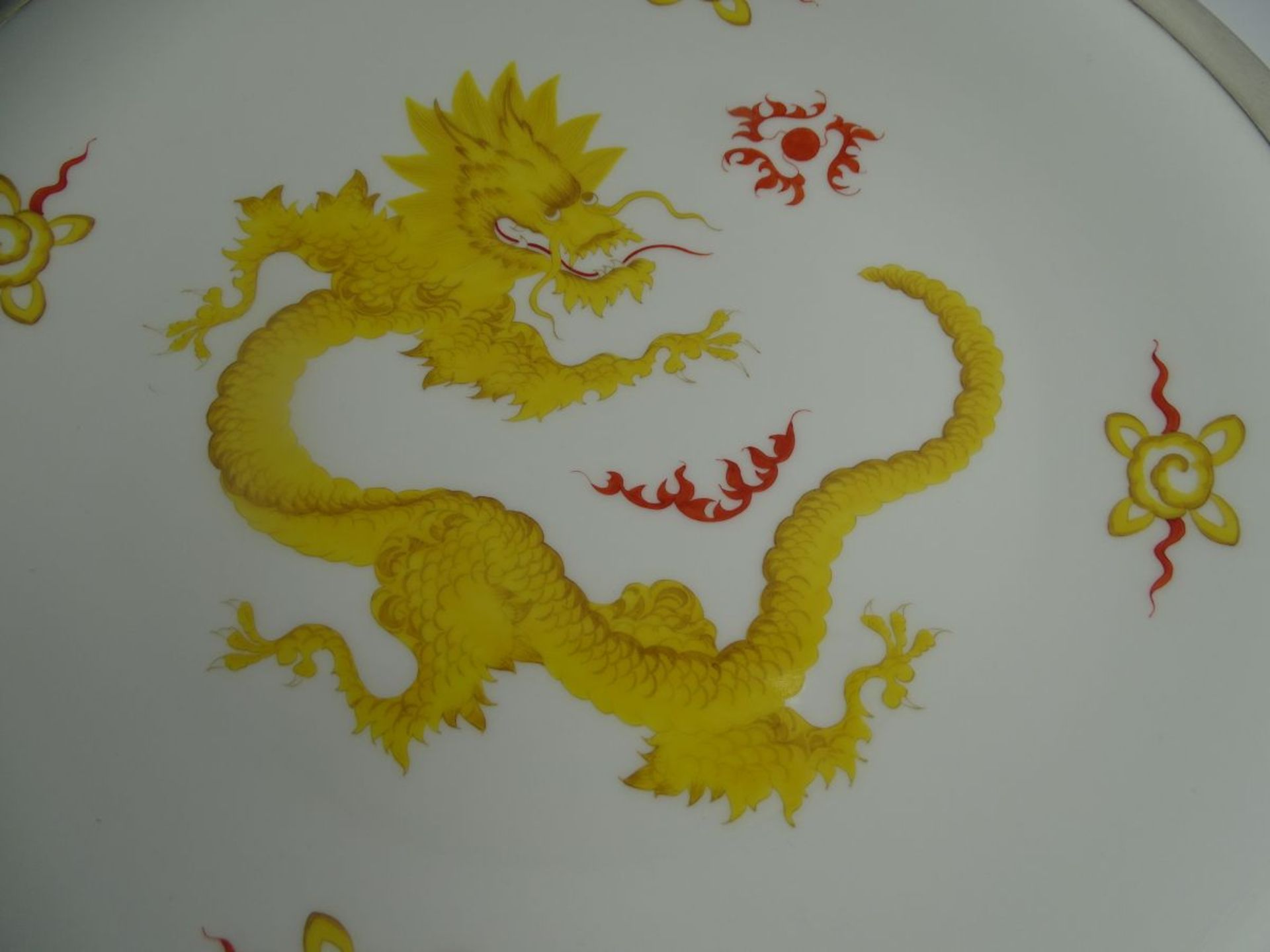 gr. Schale (Wandteller) "Meissen" 1.Wahl, gelber Drache mit Silberrand, D-35 cm - Bild 3 aus 5