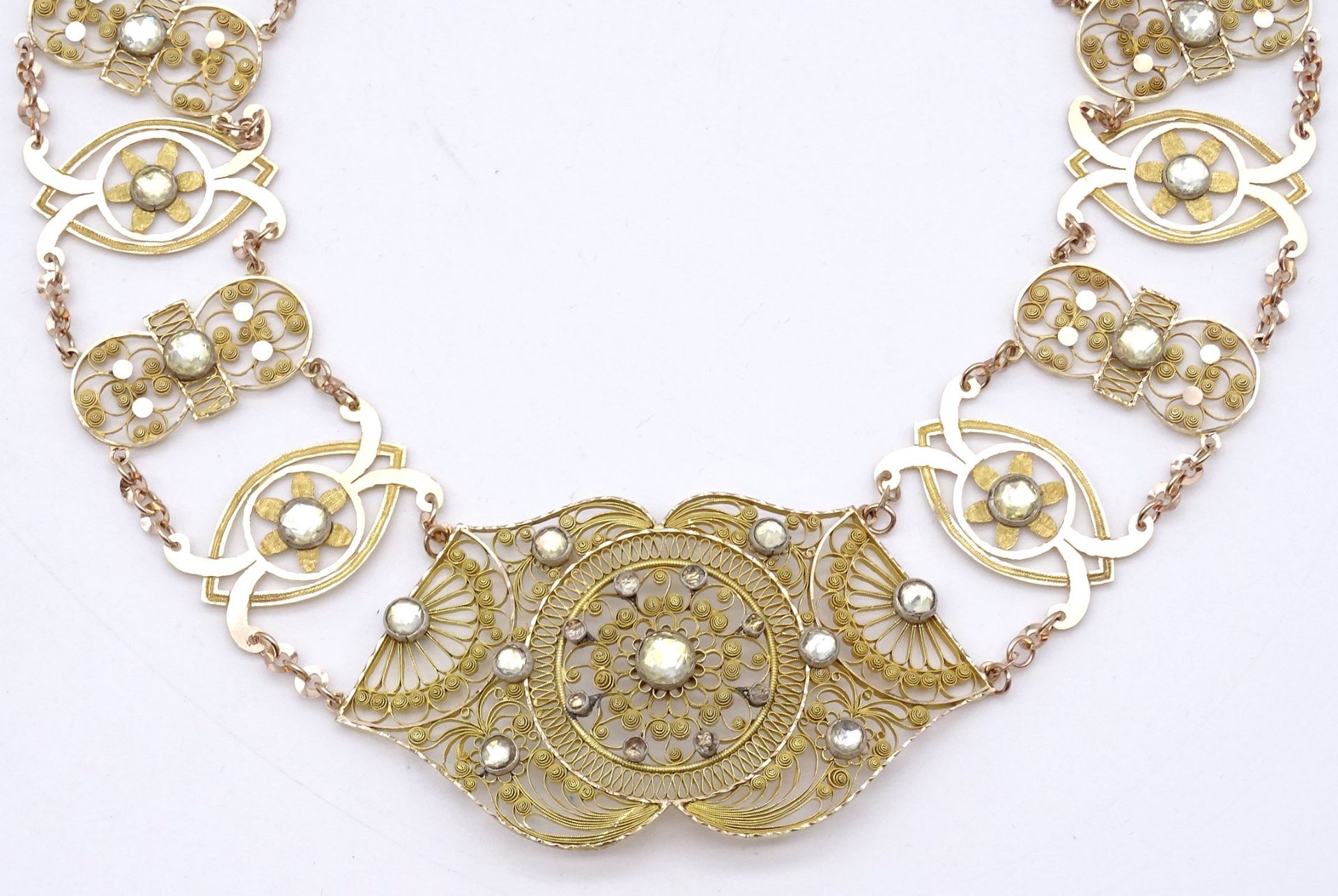 Antikes filigranes Gold Collier um 14K , wohl Friesland, Gold gepr., mit Strass, L. 36cm, 38g. - Image 14 of 16