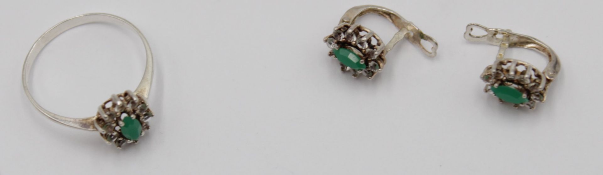Silber-Schmuckset, Collierkette, Ring und Paar Ohrhänger, besetzt mit grünen u. klaren Steinen, zus - Image 2 of 4