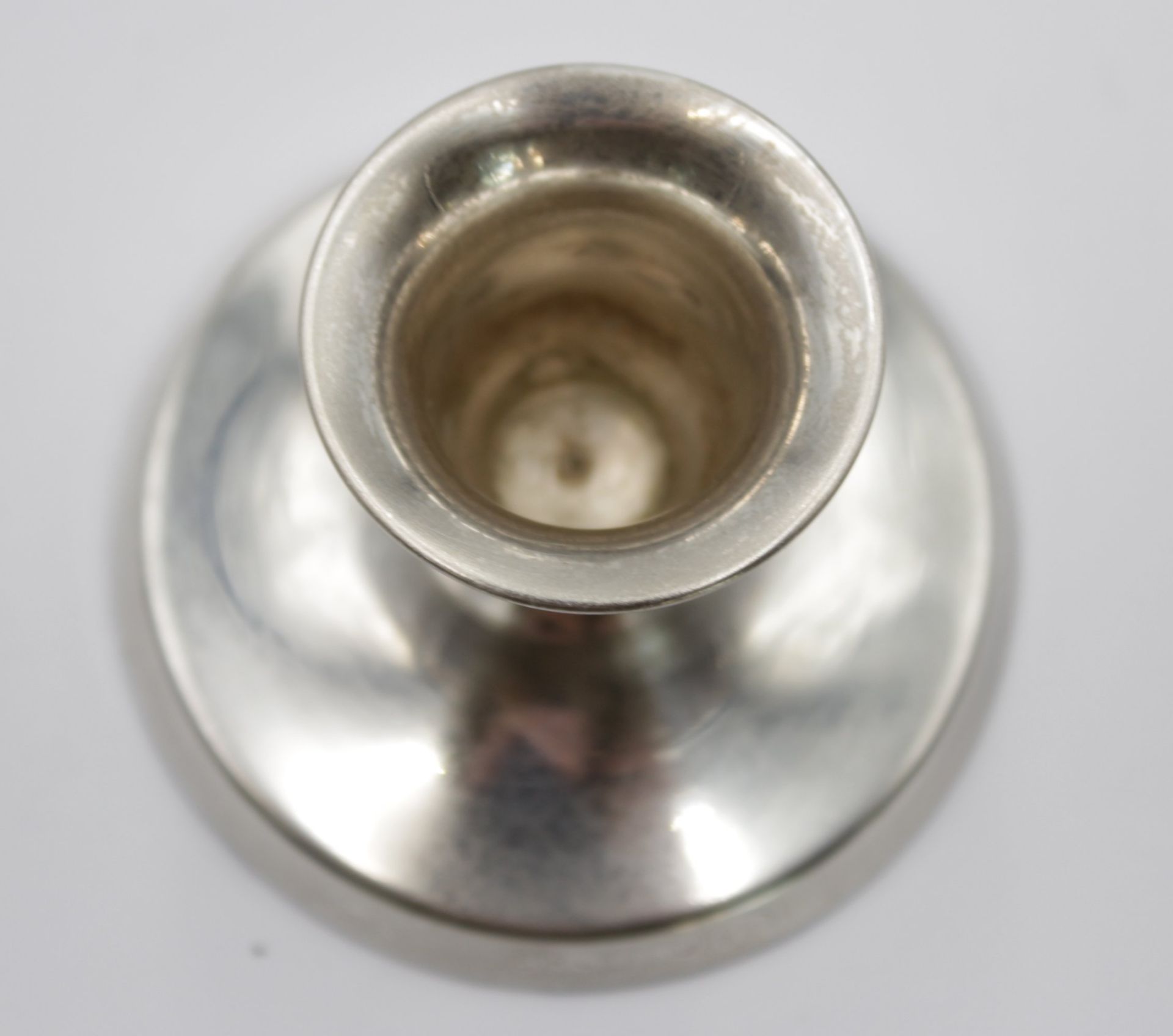 kl. Leuchter, 830er Silber, Richmond, gefüllter Stand, zus. 73gr., H-4,5cm. - Image 2 of 4