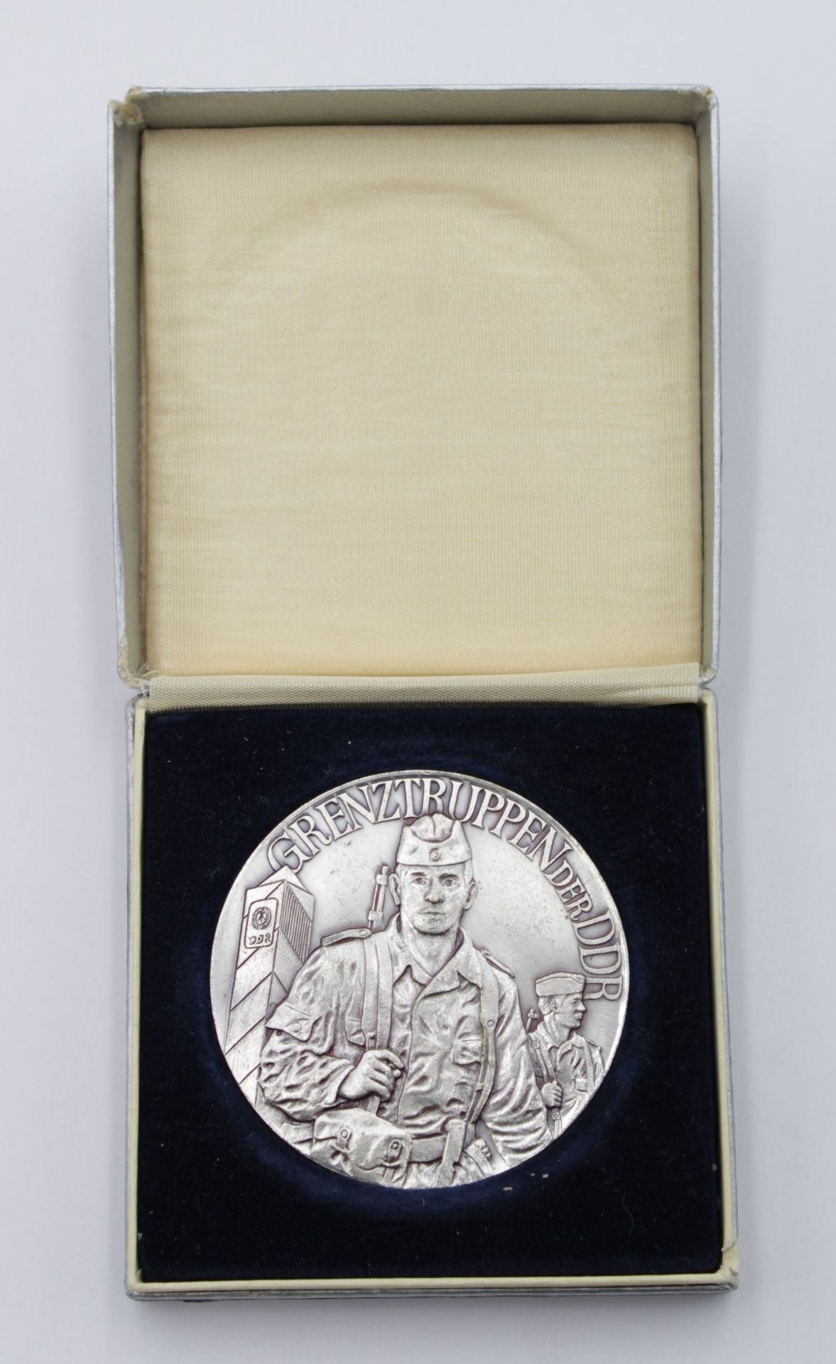 Medaille, Grenztruppen der DDR, versilbert, orig. Etui, D-6cm.