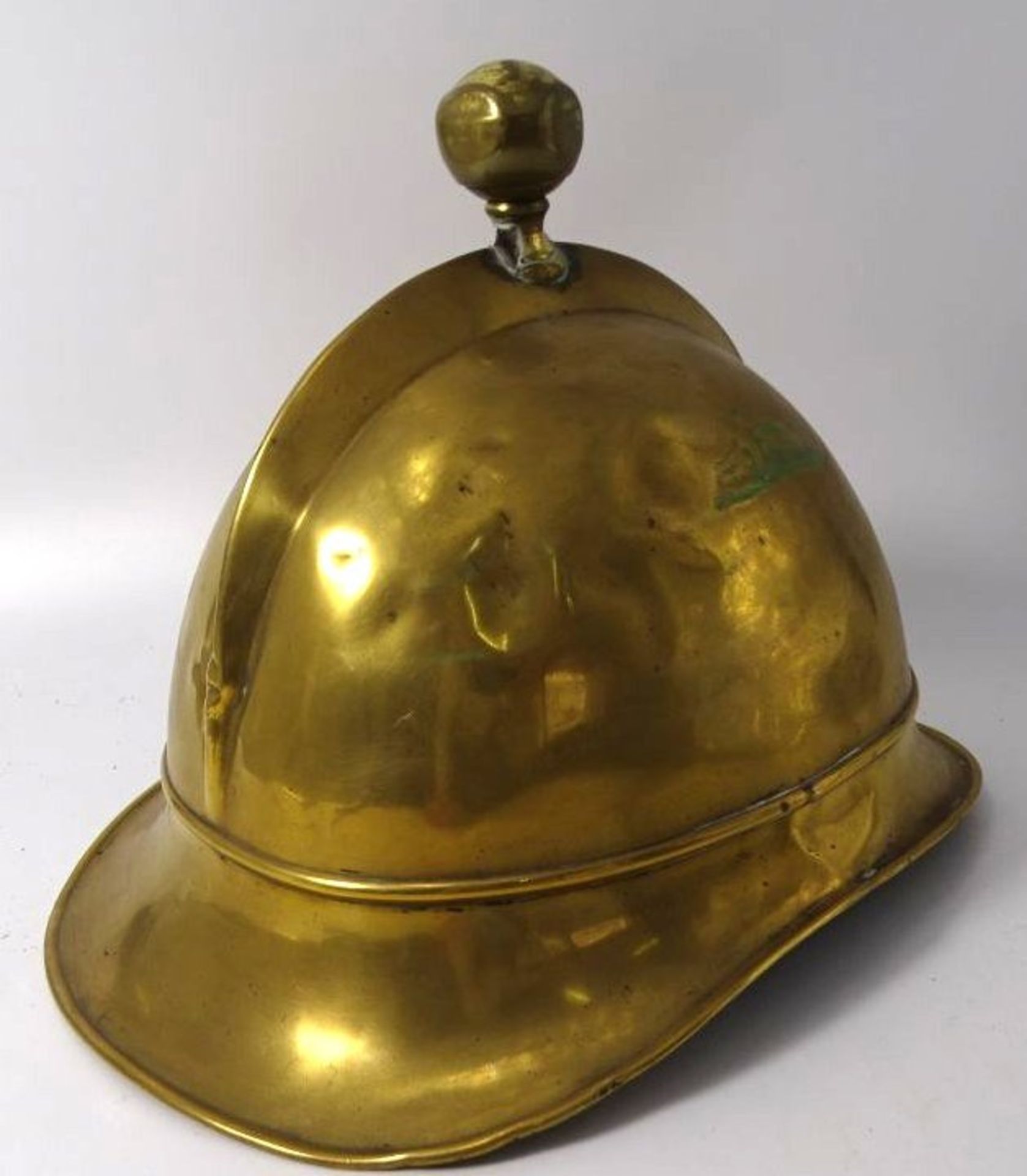 Feuerwehrhelm aus Messing, wohl süddeutsch um 1900, Dellen, - Bild 4 aus 5