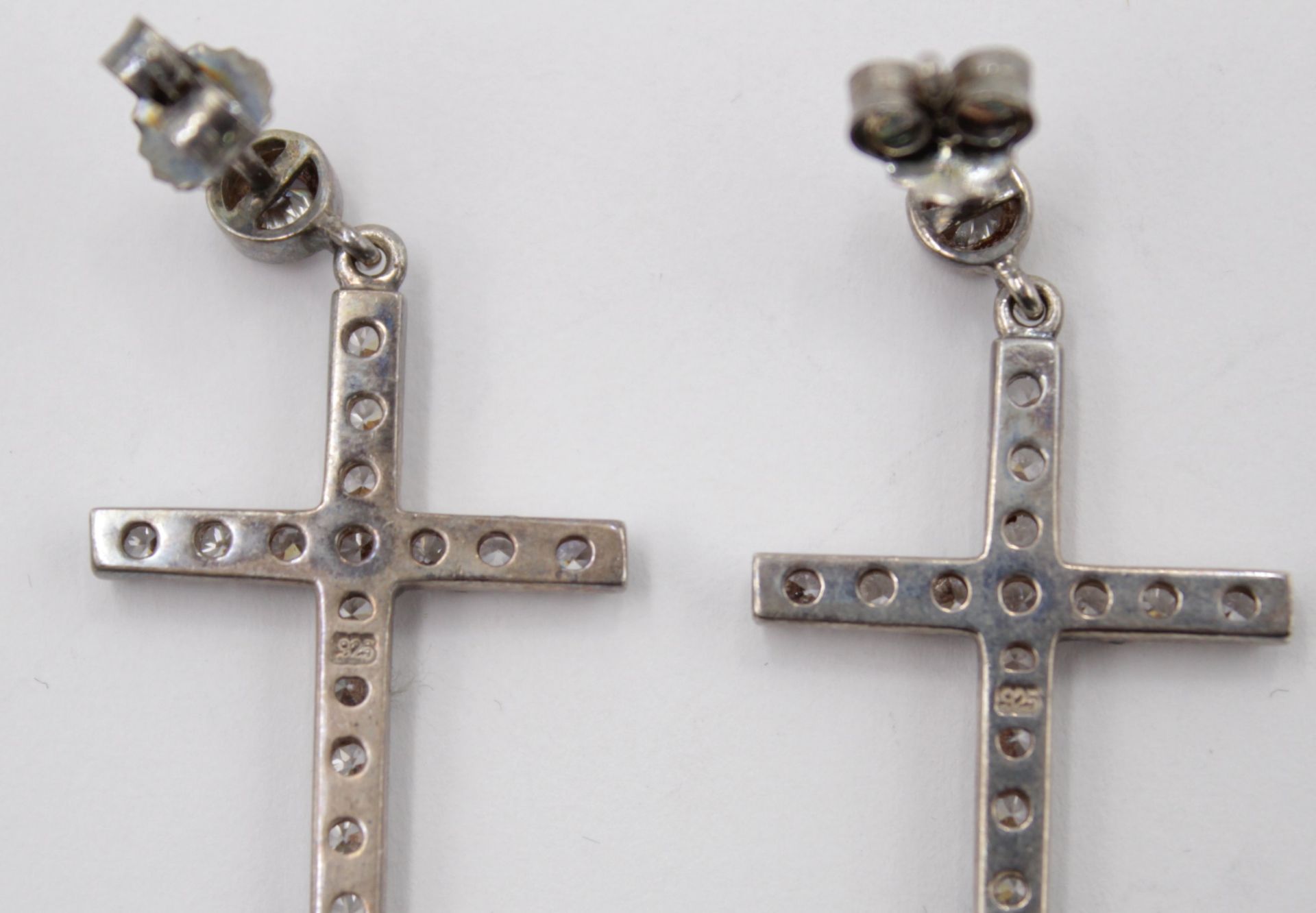 Paar Ohrstecker mit gr. Kreuzanhängern, klare Steine, 925er Silberzus., ca. 7,2gr., L-5,4cm. - Bild 3 aus 3