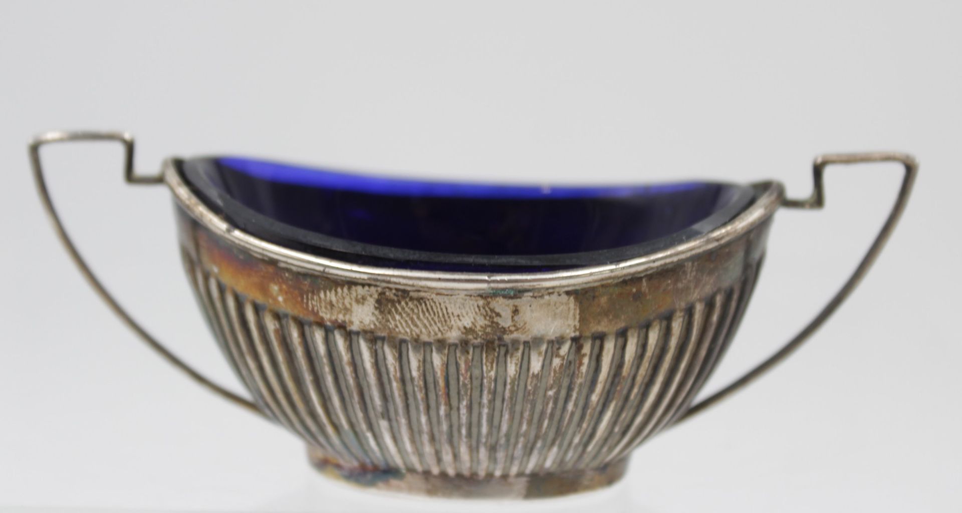 Gewürzsaliere,  England, Sterling, blauer Glaseinsatz, ohne Glas 28,7gr., H-3,7cm B-9,9cm.