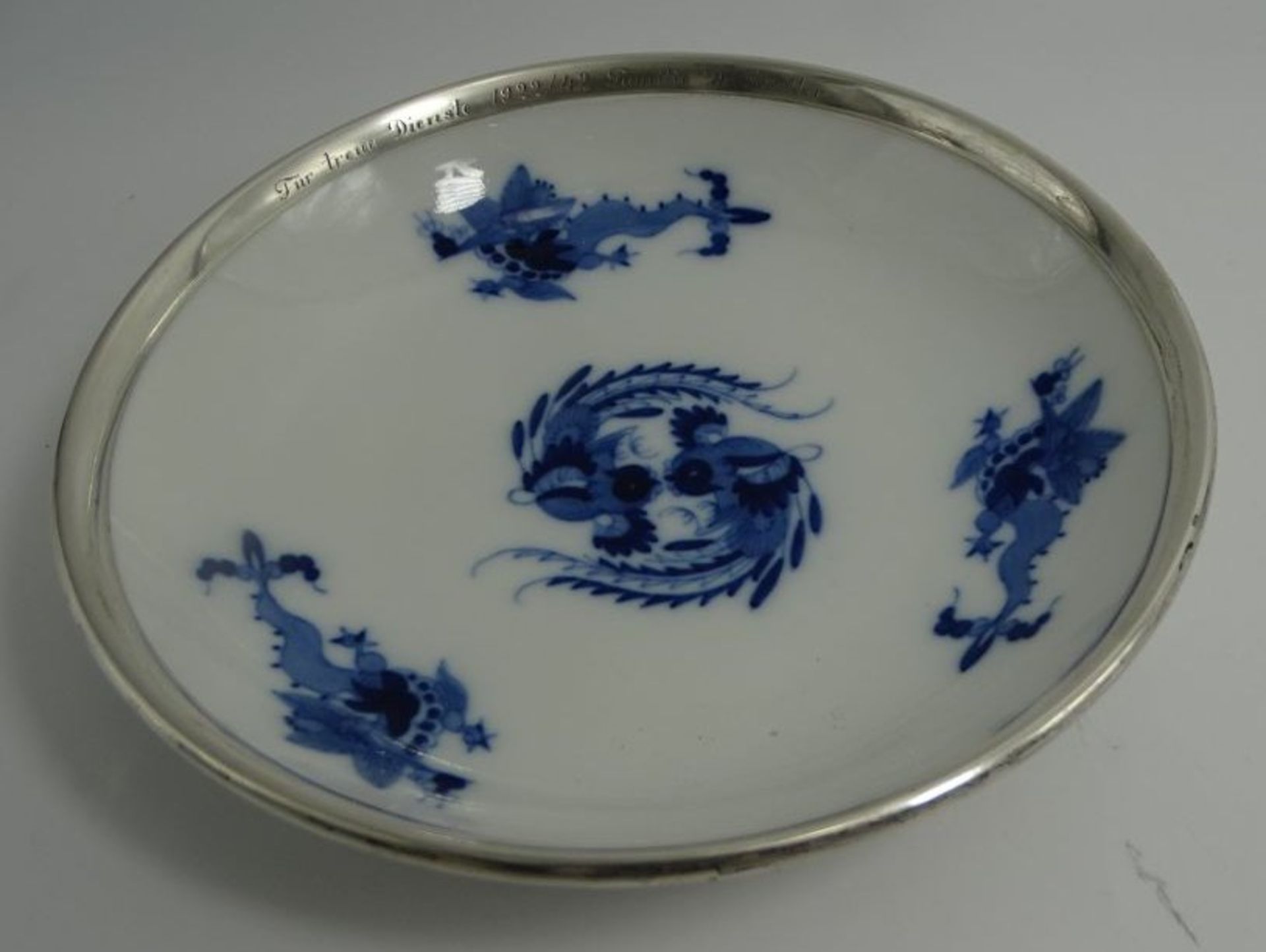 runde Schale "Meissen" blauer Drache, Silberrand mit Widmung "Für treue Dienste 1922/42, Fam. Dr. F