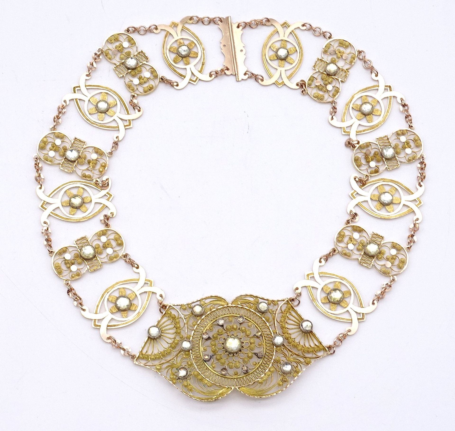 Antikes filigranes Gold Collier um 14K , wohl Friesland, Gold gepr., mit Strass, L. 36cm, 38g. - Image 13 of 16