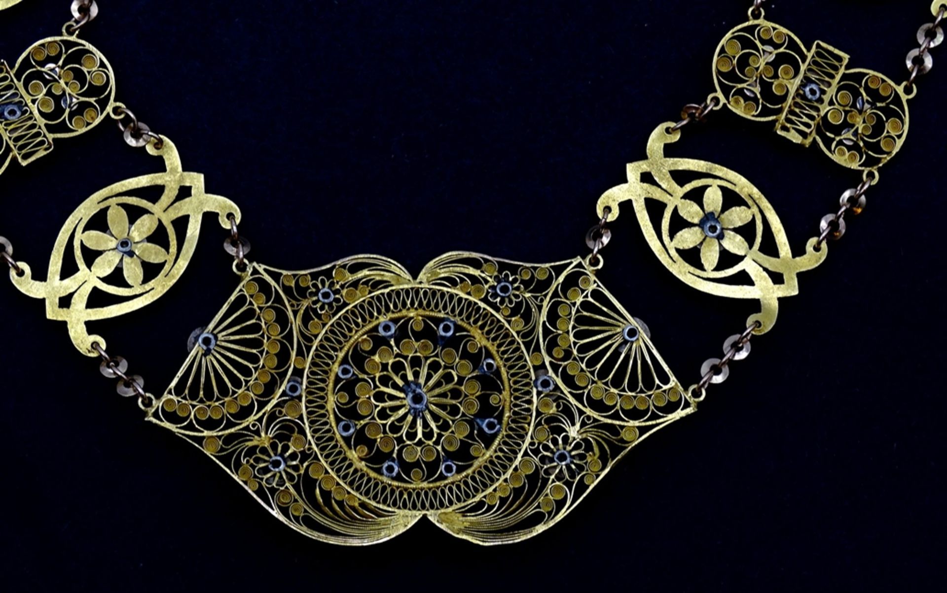 Antikes filigranes Gold Collier um 14K , wohl Friesland, Gold gepr., mit Strass, L. 36cm, 38g. - Image 12 of 16