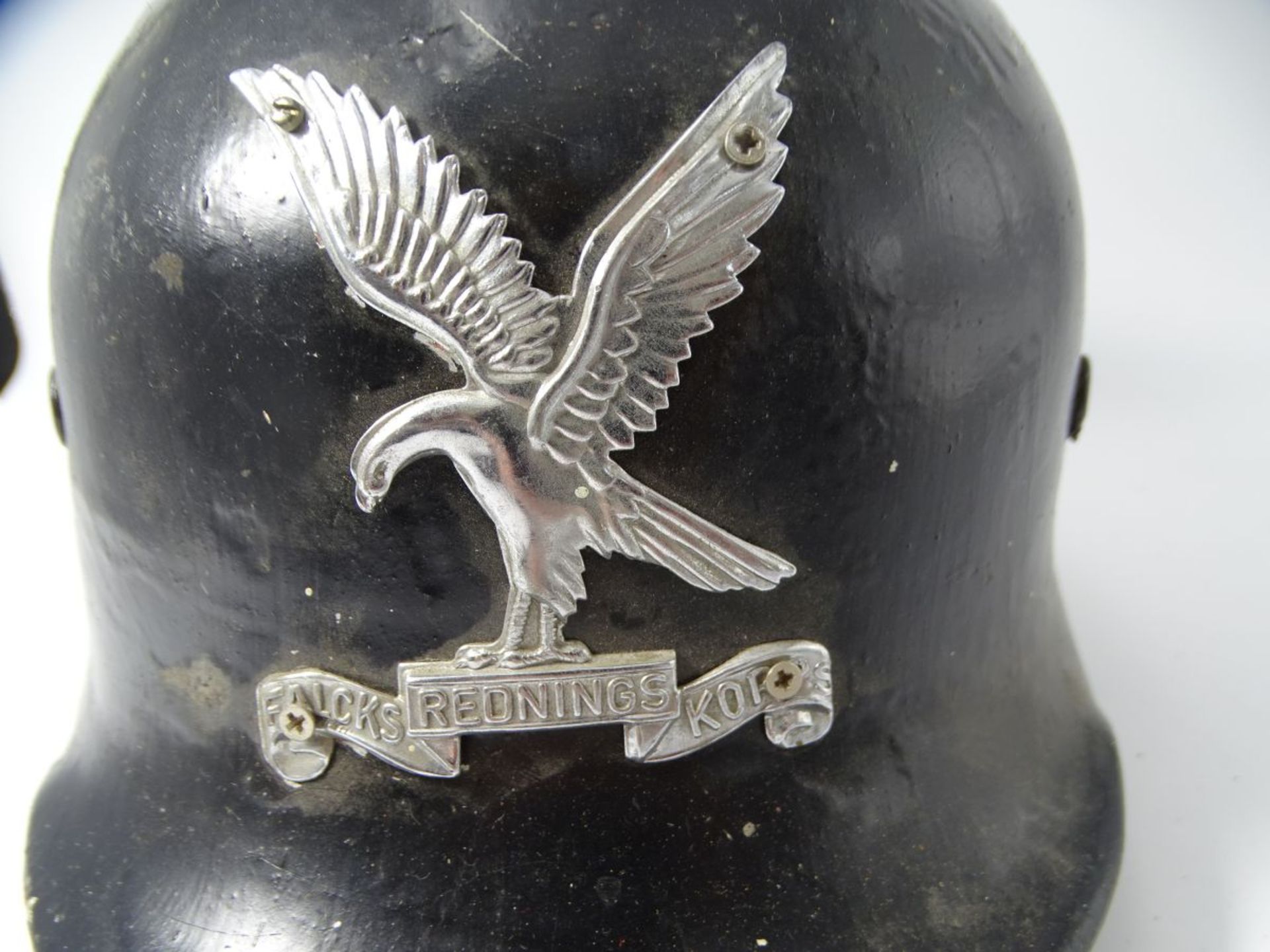 Stahlhelm, Adler und Text "Falcks Redning Korps" dänische Sicherheits-und Rettungsgemeinschaft (sei - Bild 2 aus 5