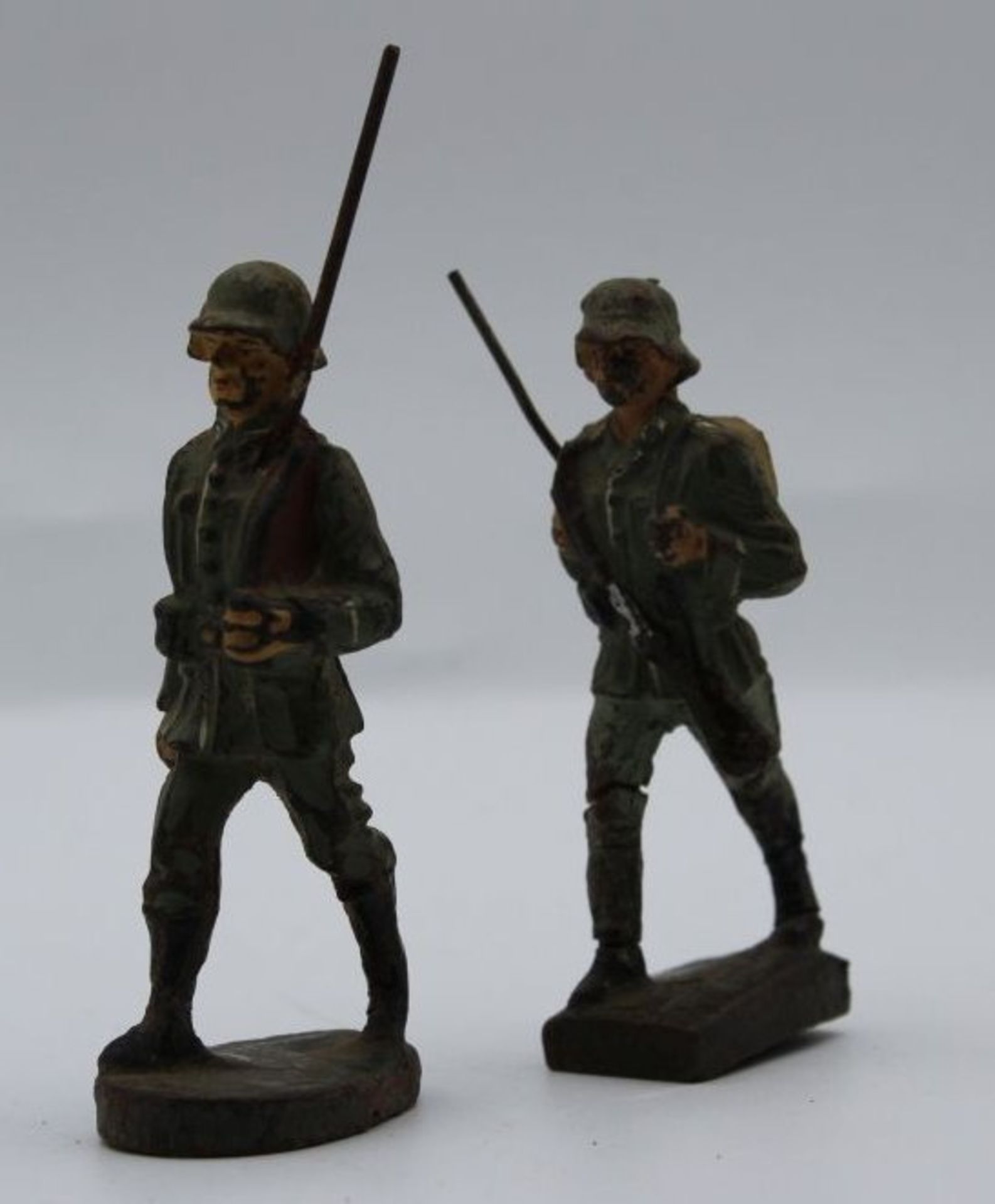 2x marschierende Soldaten, Lineol/Elastolin, wohl 2. WK, Alters-u. Gebrauchsspuren, ca. H-7,5cm.