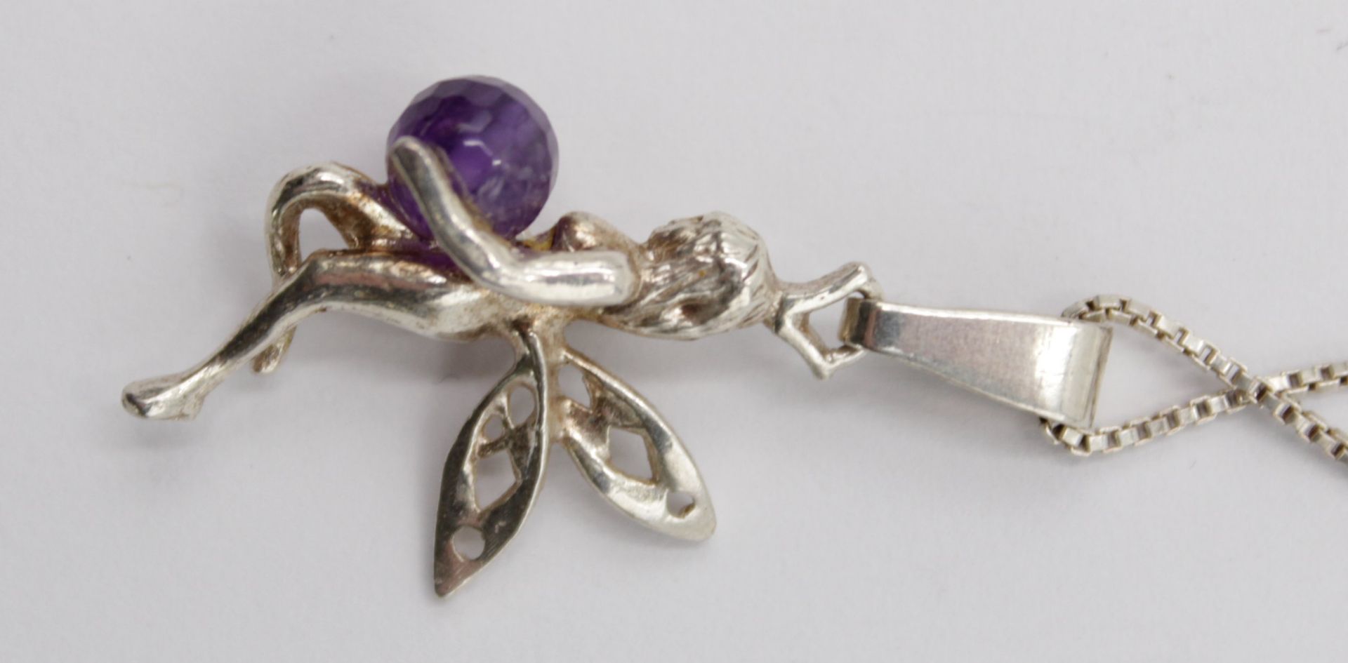 figürl. Anhänger  "Elfe" mit Amethyst an 925er Kette, zus. 6,2gr. , ca. l-39,5cm, Anhänger L-3,5cm. - Bild 4 aus 5