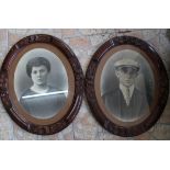 2 Foto Portraits eines jungen Paares um 1920 in schönen, beschnitzten ovalen Holzrahmen/Glas, RG ca
