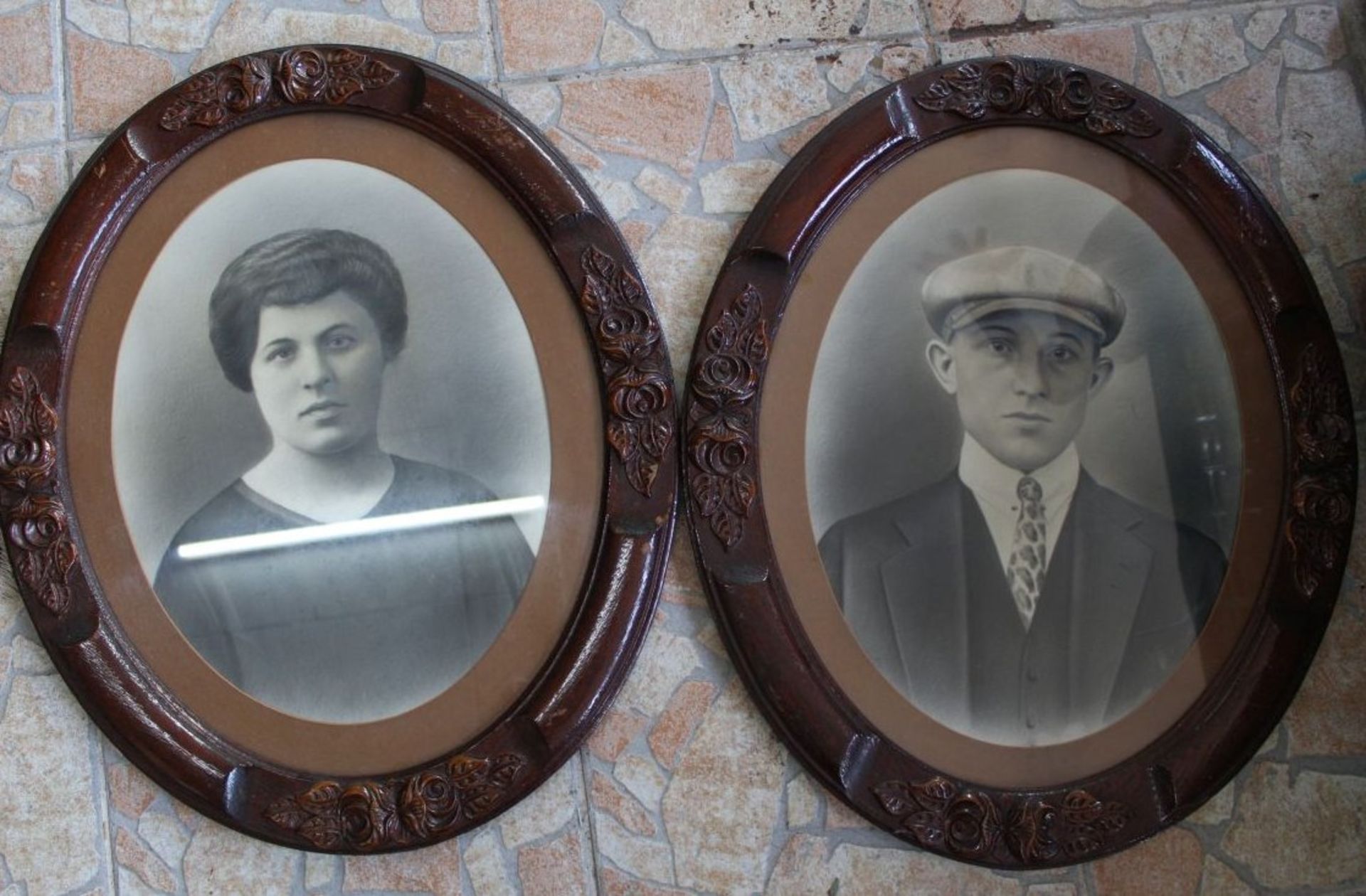 2 Foto Portraits eines jungen Paares um 1920 in schönen, beschnitzten ovalen Holzrahmen/Glas, RG ca