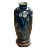 Cloissonne-Vase auf Holzstand, Blumenmalerei, eine Stelle beschlagen, H-15 cm