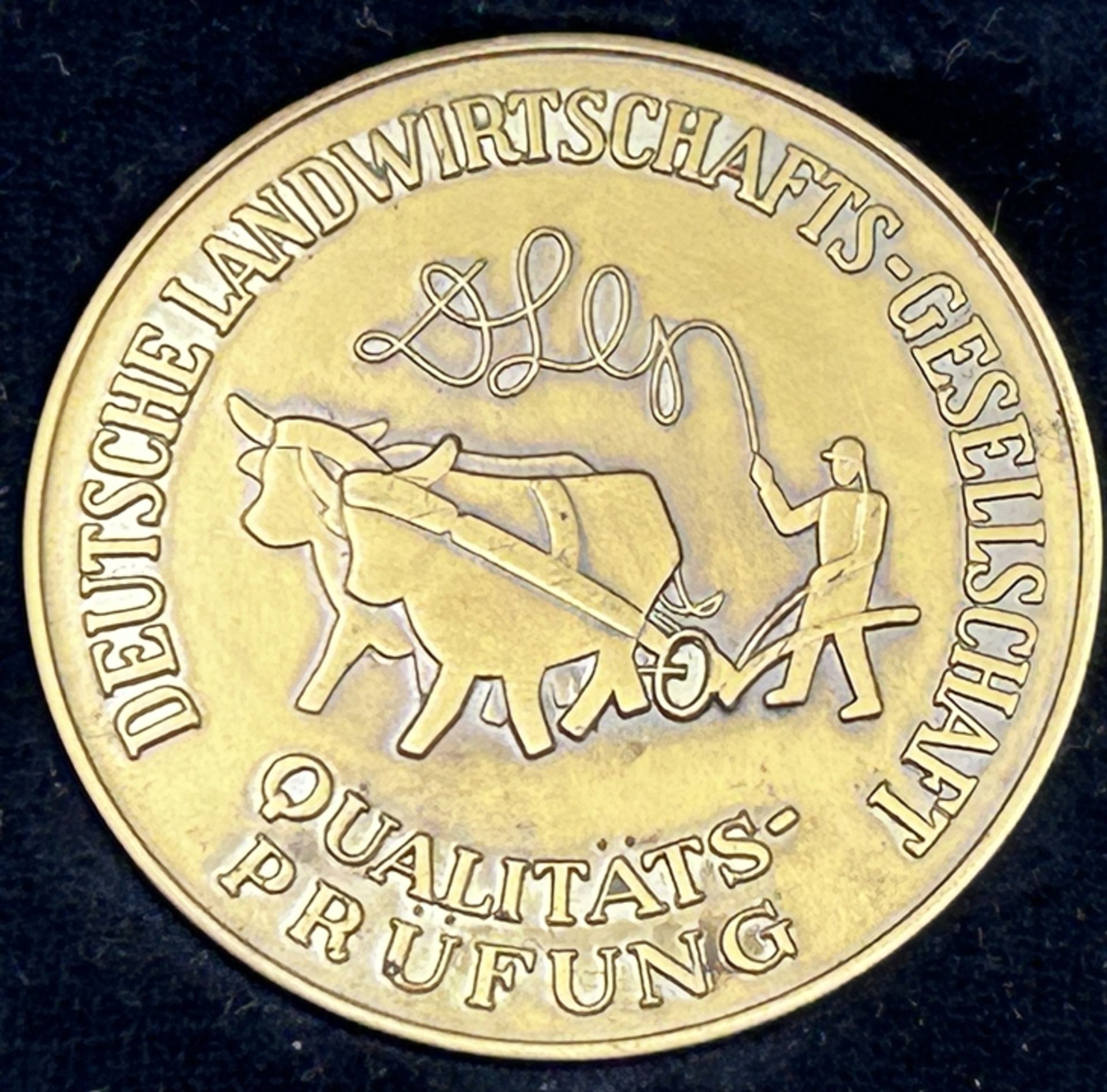 3 Preis-Plaketten "Deutsche Landwirtschaftliche Gesellschaft" in OVP, 60-er Jahre, ca. 4 cm - Image 2 of 5