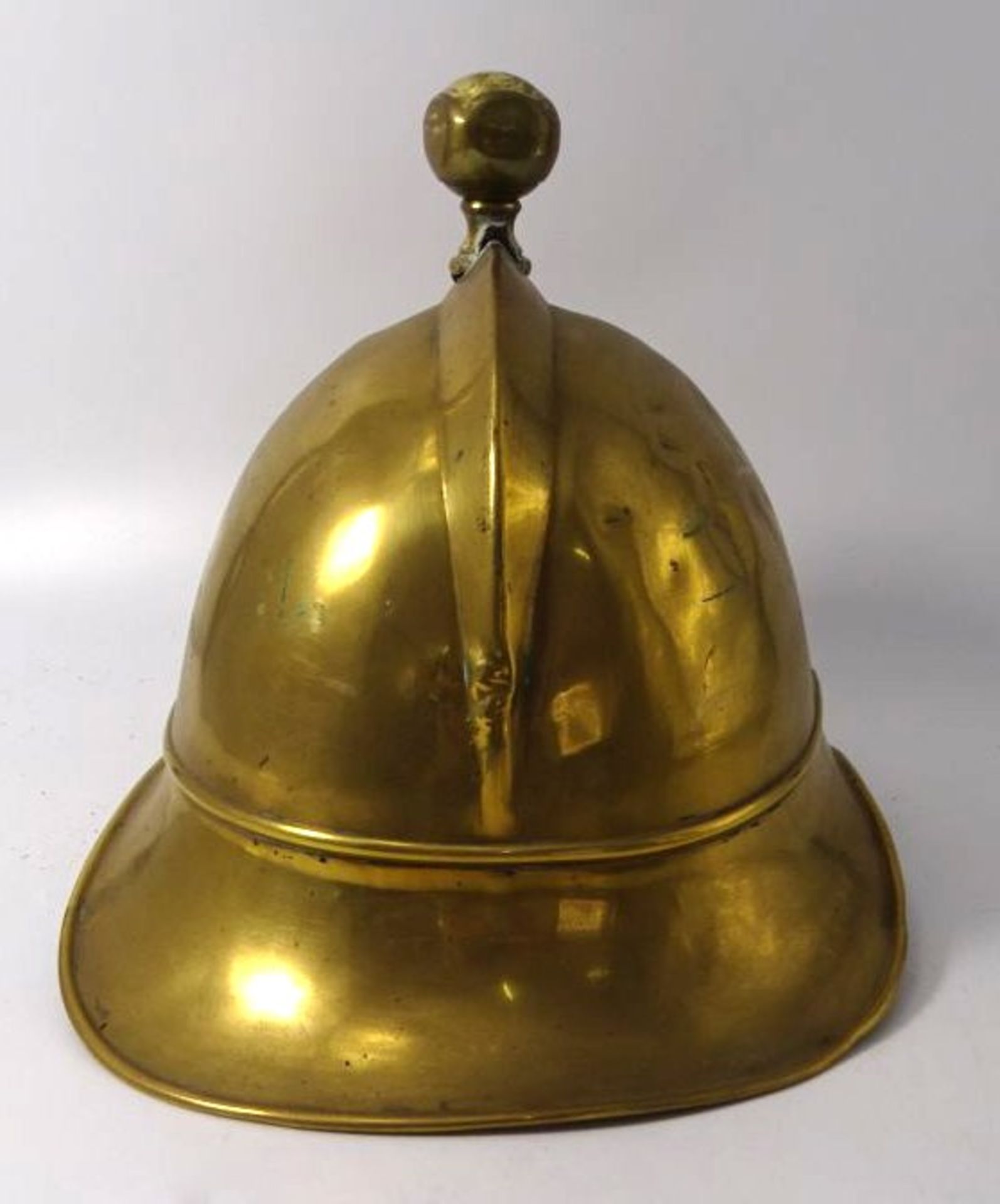 Feuerwehrhelm aus Messing, wohl süddeutsch um 1900, Dellen, - Bild 2 aus 5