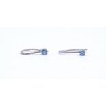 Paar Weißgold Ohrhänger 14K mit blauen Diamanten zus. 0,16ct., Gew. 0,61g., L. 1,3cm, ungestempelt-