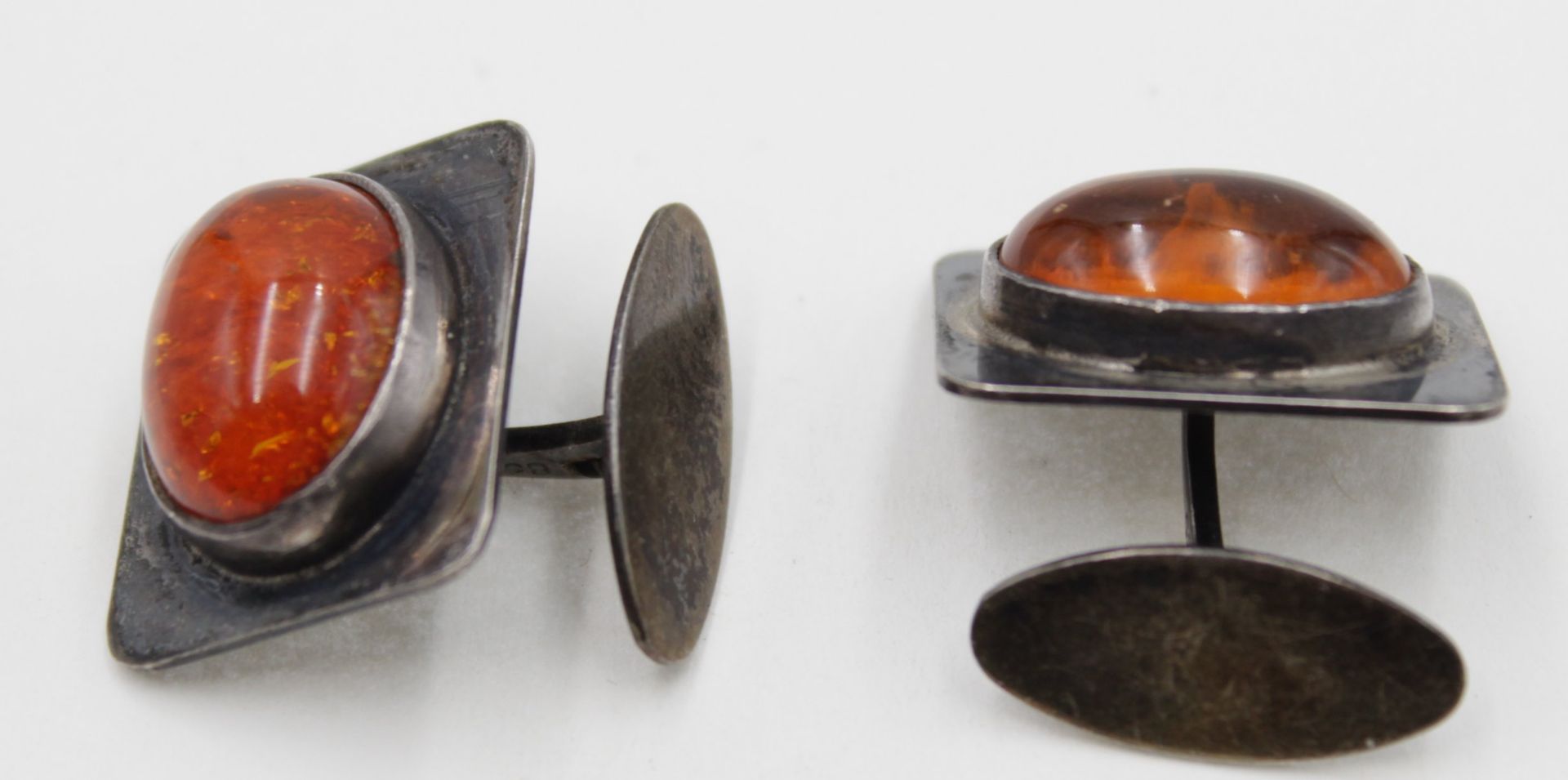 Paar Manschettenknöpfe, 835er Silber mit Bernstein, zus. 11,1gr., 2,2 x 1,8cm. - Bild 2 aus 3