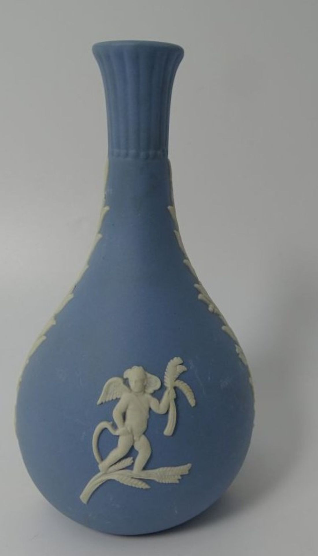 kl. Vase "Wedgwood", blau/weiss, H-12 cm