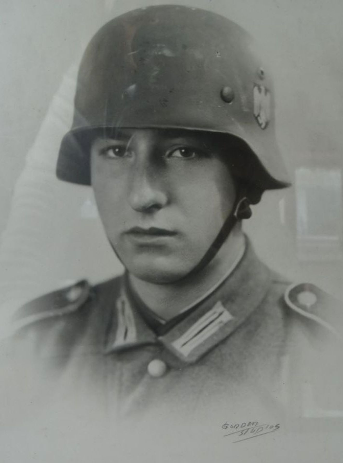 Foto-Portrait eines jungen Wehrmachtssoldaten, Gordon Studios, ger/Glas, RG 30x25 cm - Image 4 of 6