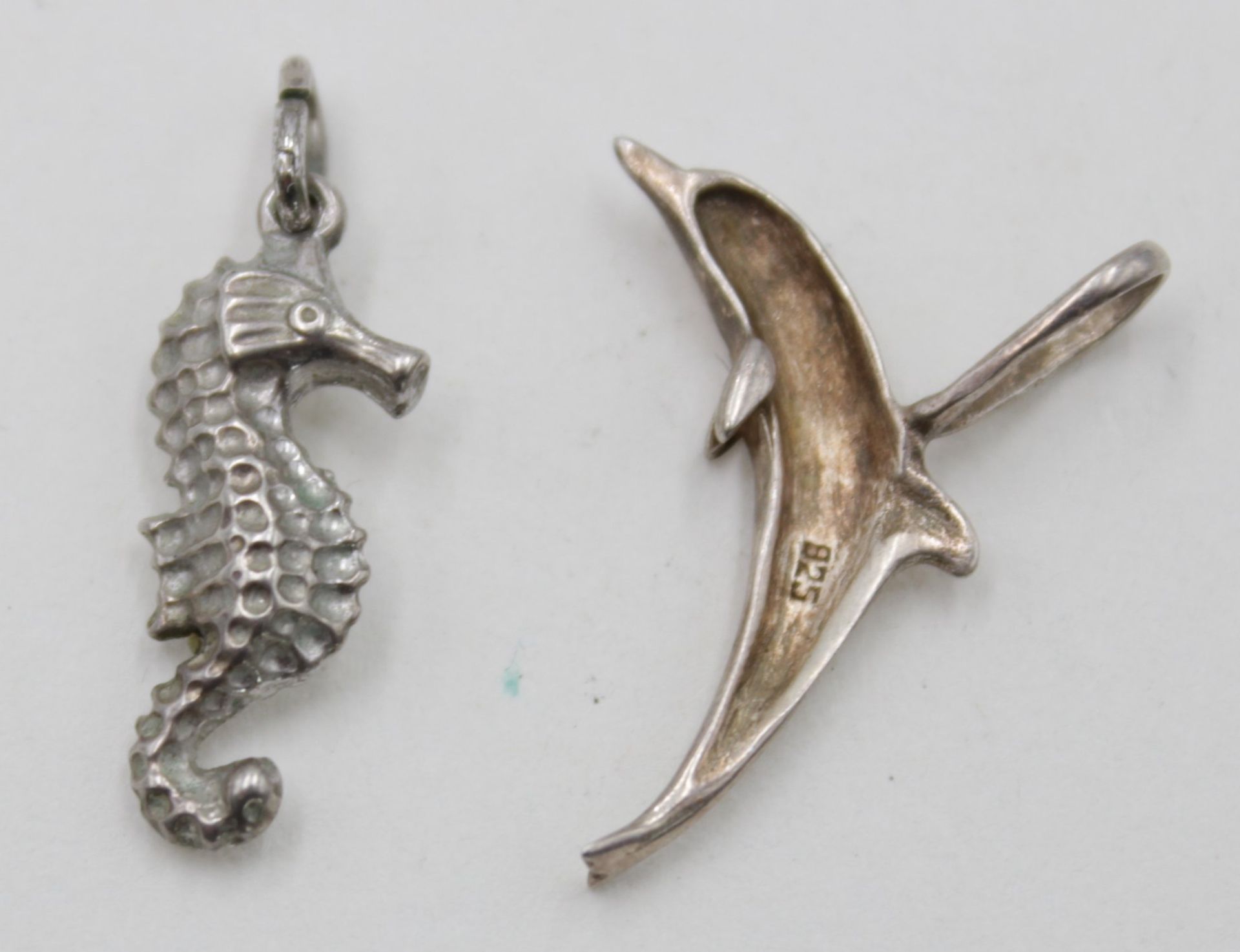 2x figürliche Silber-Anhänger, Delphin u. Seepferdchen, 825 u. 800er, zus. ca. 2gr, L-2,5cm. - Bild 2 aus 2