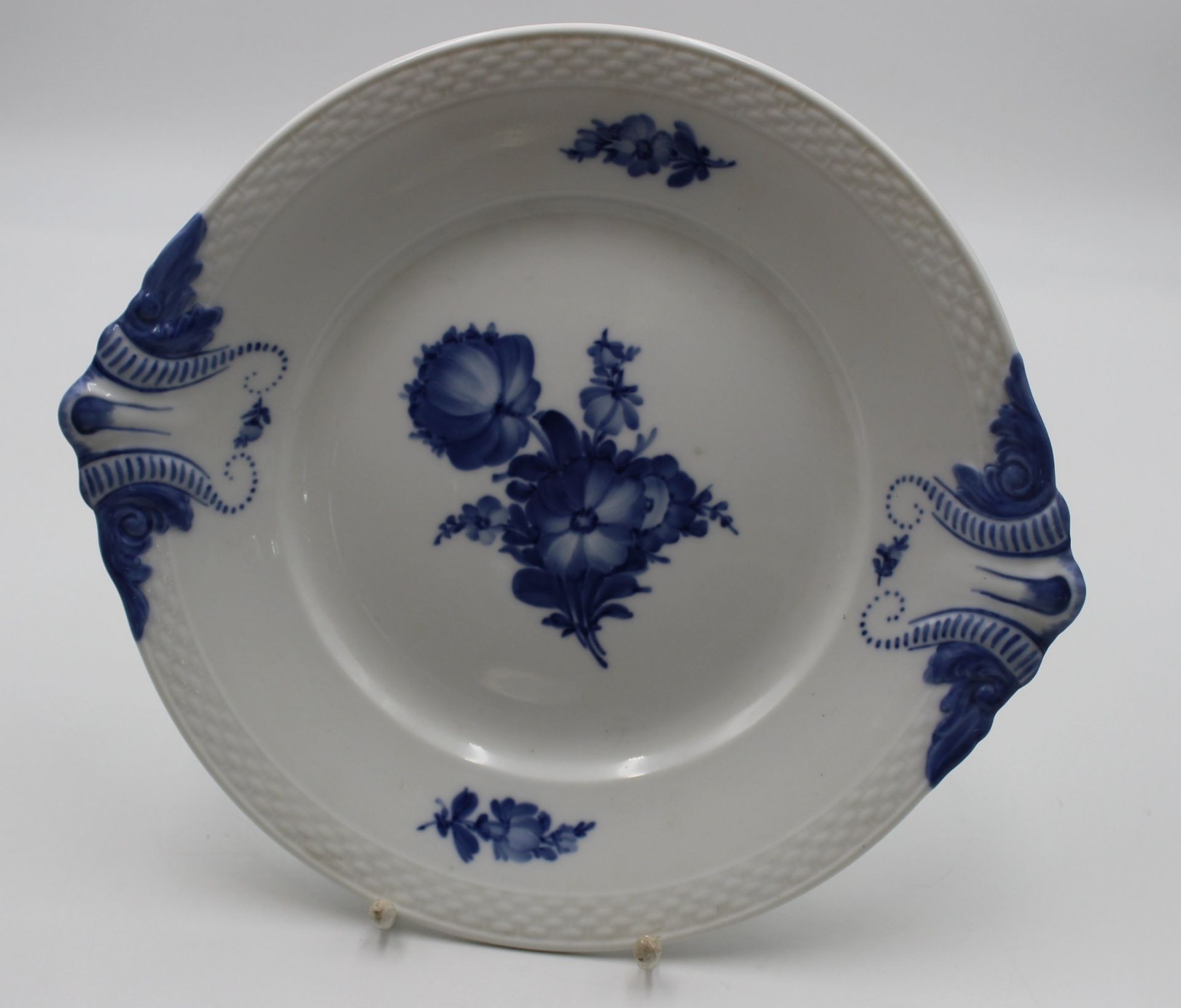 Anbietteller, Royal Copenhagen, blaue Blume, 2 Schleifstiche, ca. 31 x 28,3cm.