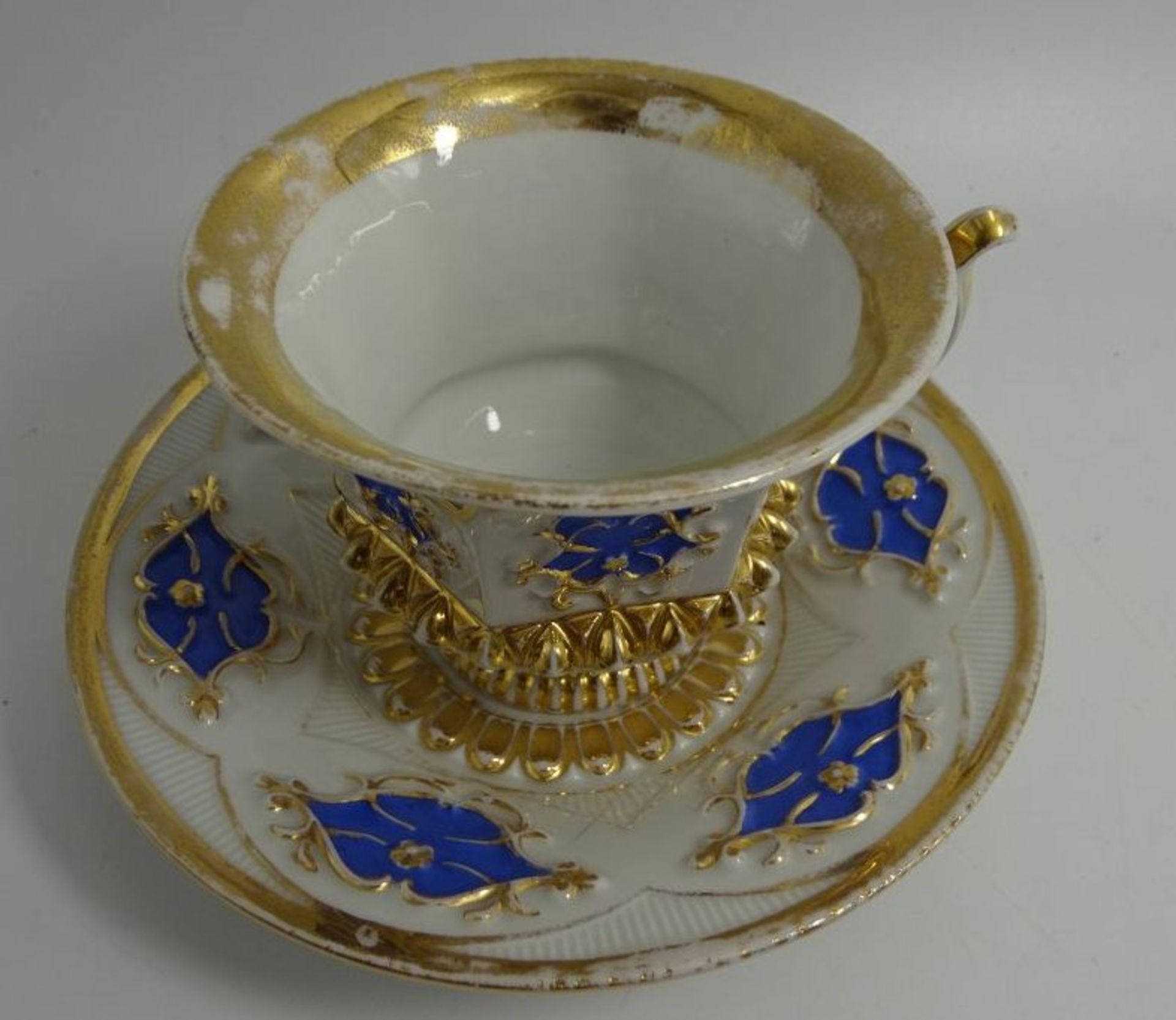 gr. Prunktasse "Meissen" blaue Ornamente mit Goldstaffage, berieben, 1.Wahl um 1860 - Image 2 of 4