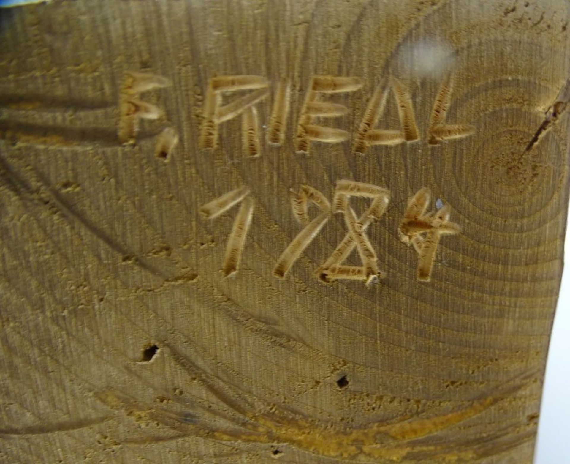 Holzschnitzerei "Trinkender" mit Wandpodest,  sign. F. Riedl, 1984, H-23 cm, zus. 43 cm - Bild 5 aus 8