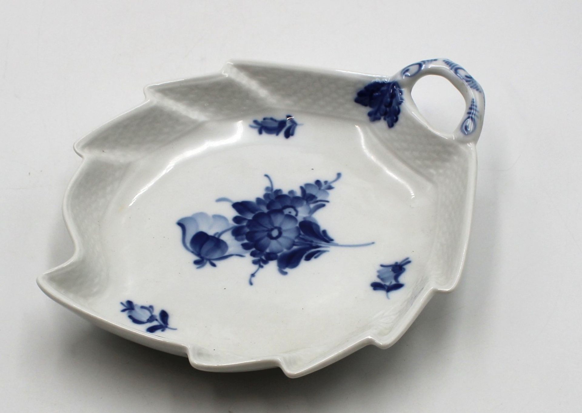Blattschale, Royal Copenhagen, blaue Blume. H-4,8cm, 23,3  x 18,3cm.