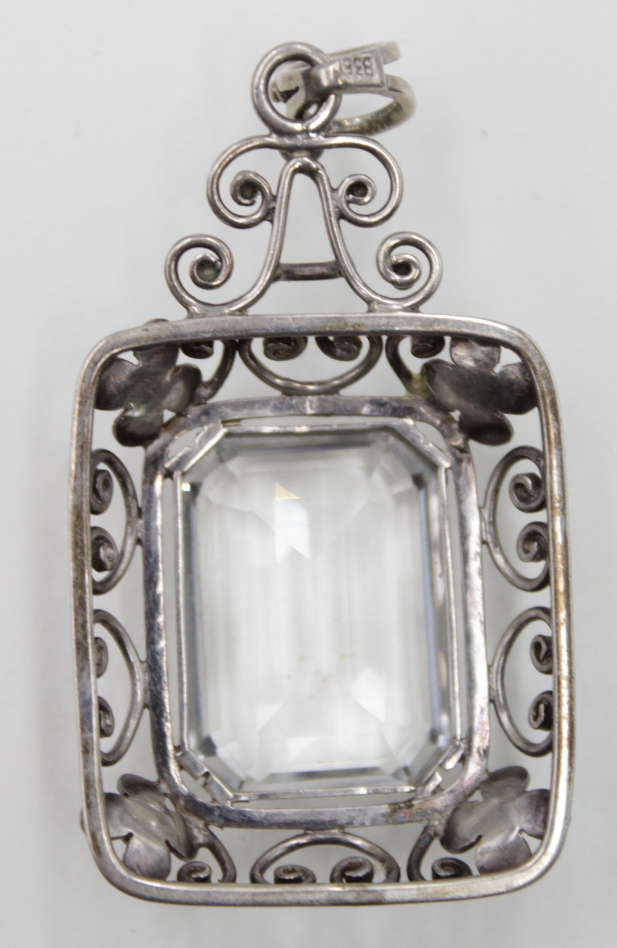 gr. Anhänger, älter, 835er Silber, klarer facc. Stein, Durchbrucharbeit, 18,6gr. , 6,5 x 3,4cm. - Image 3 of 4