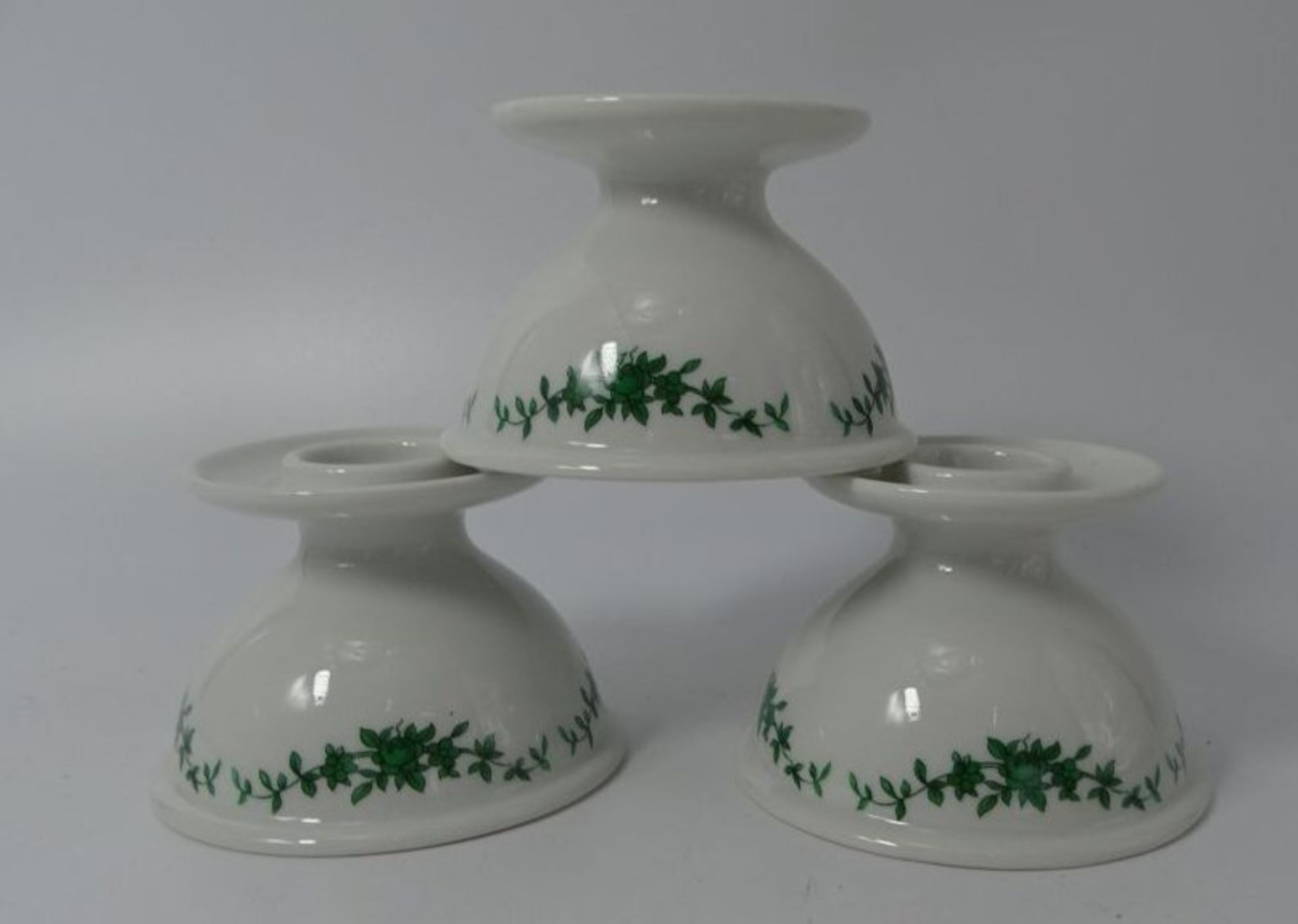 3x kl. Kerzenhalter und kl. Vase "Fürstenberg" grüne Ranken, H-6 cm, D-8 cm,, und Vase H-7 cm