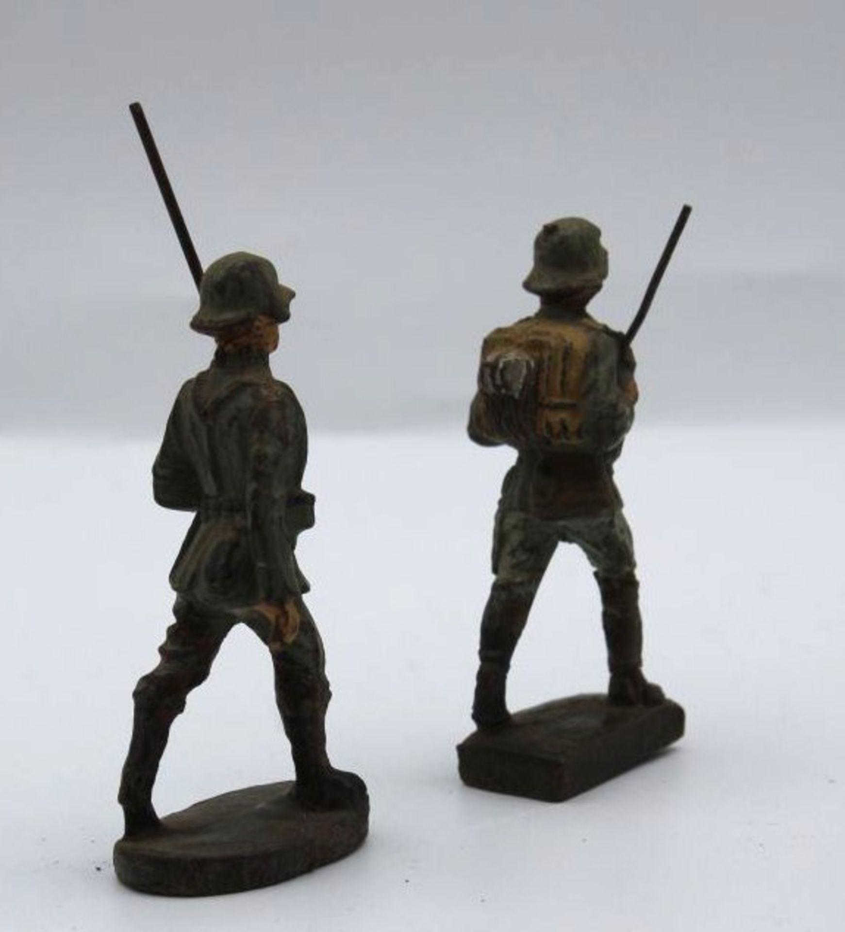 2x marschierende Soldaten, Lineol/Elastolin, wohl 2. WK, Alters-u. Gebrauchsspuren, ca. H-7,5cm. - Image 2 of 4
