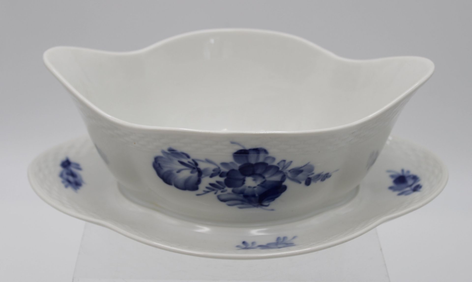 Sauciere, Royal Copenhagen, blaue Blume, 3 Schleifstriche, Stand wohl restauriert, H-8,2cm L-22cm.