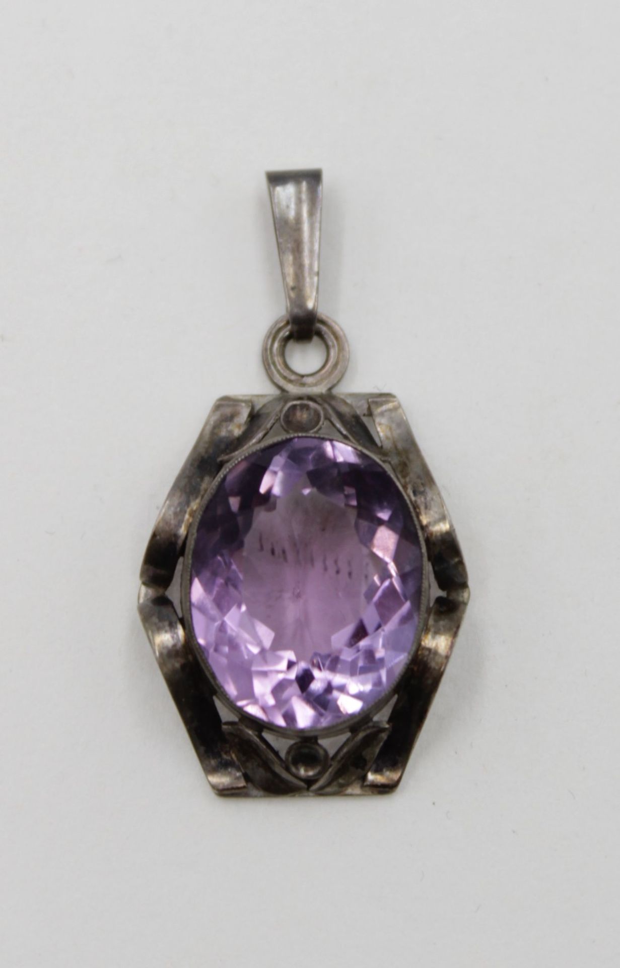 Anhänger, wohl um 1920, 800er Silber, facc. Amethyst, zus. ca. 5gr.. 3,7 x 1,9cm.