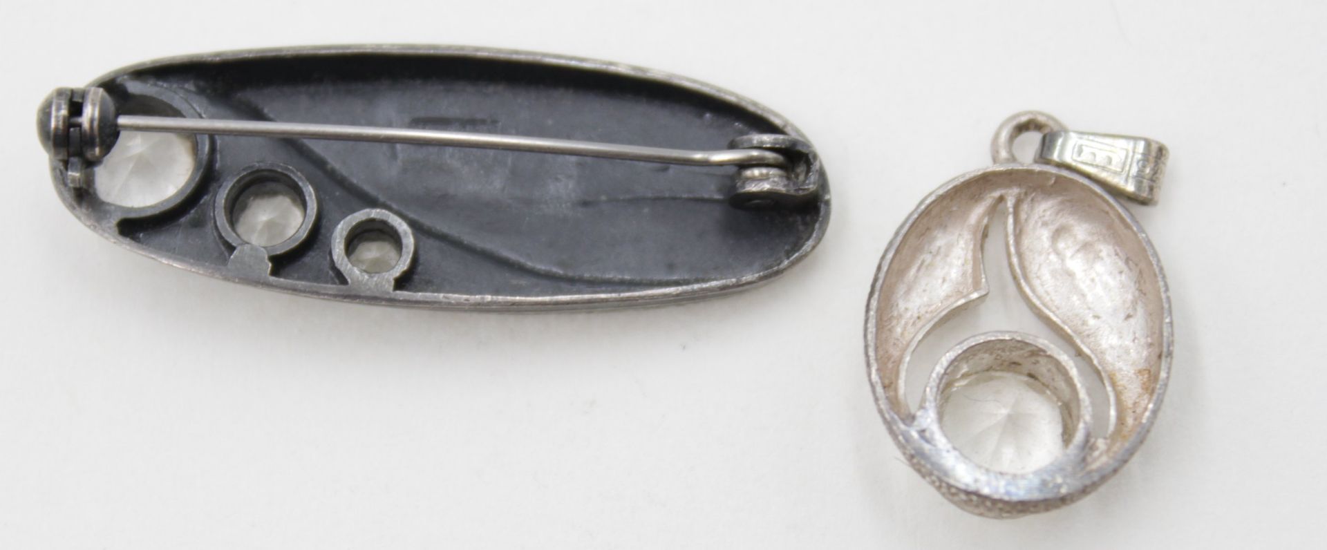 Bosche und Anhänger, je 925er Silber, klarer Steinbesatz, zus. 6,5gr., ca. 3,6cm und 2,5cm. - Image 2 of 4